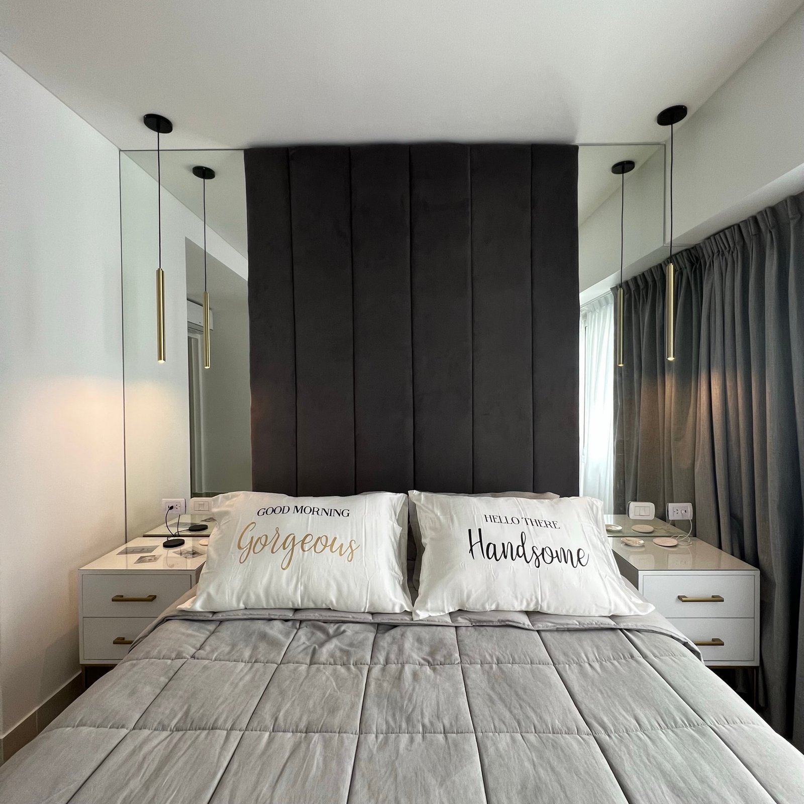 Dormitorio moderno con pared panelada y luces colgantes doradas — proyecto Basualdo I, por MDBK Arquitectura, en Liniers
