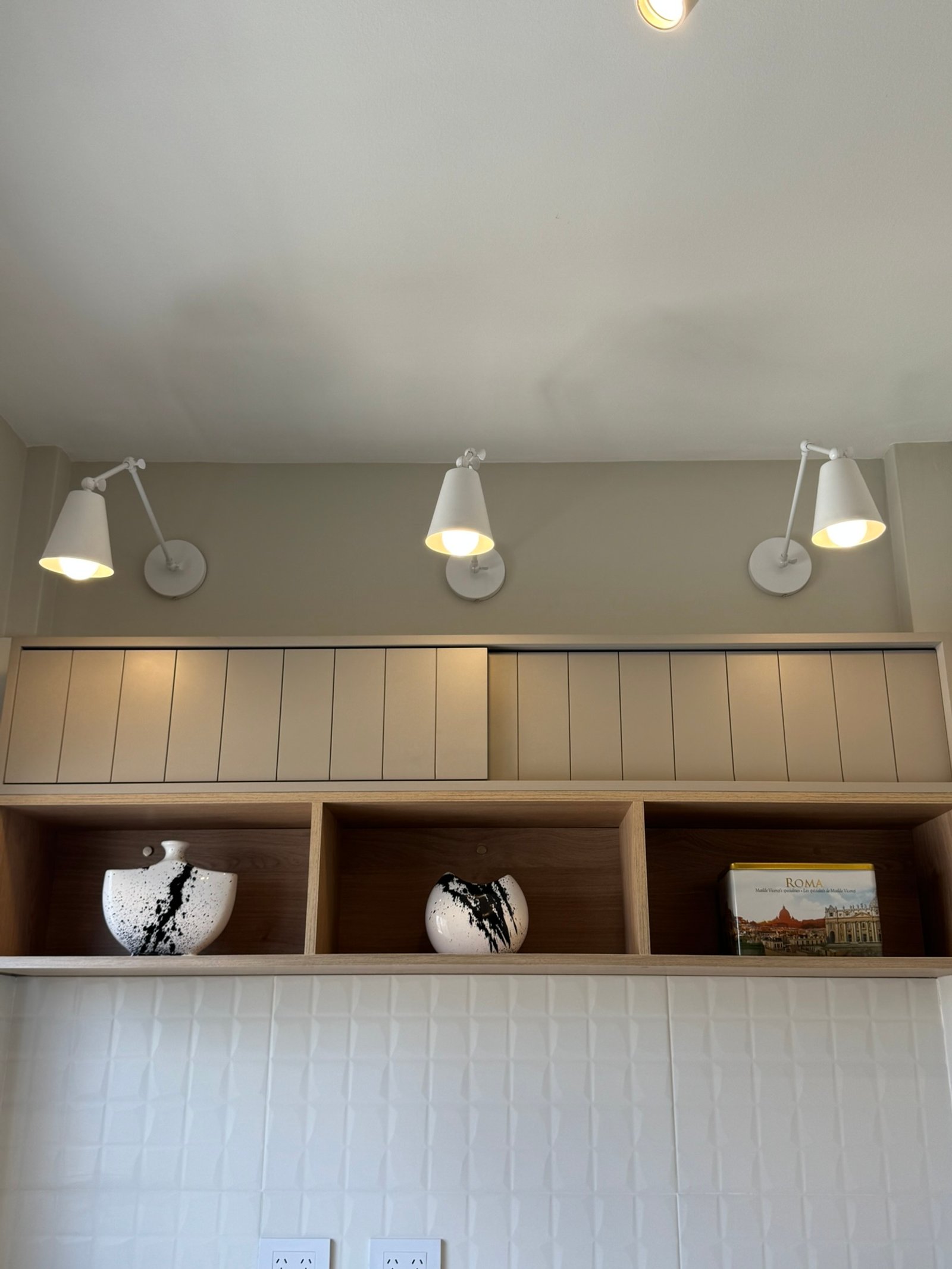 Espaço interior moderno com arandelas ajustáveis e prateleiras — projeto Matienzo, por MDBK Arquitectura, em Belgrano