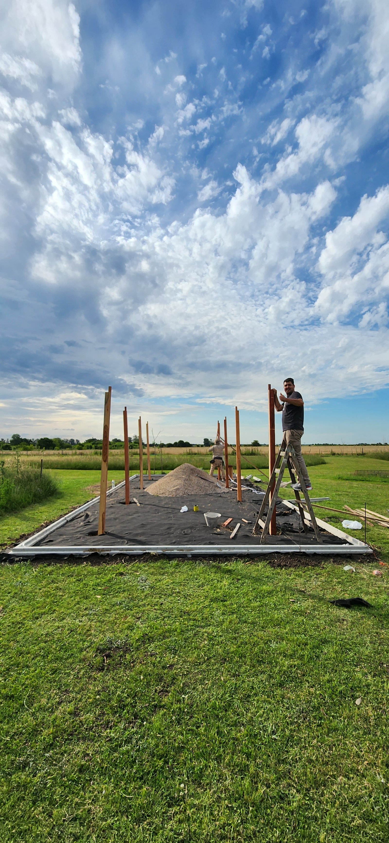 Construcción de estructura de madera al aire libre con cielo nublado — proyecto Casa COAL, por Estudio Rifahi, en B2814 Los Cardales