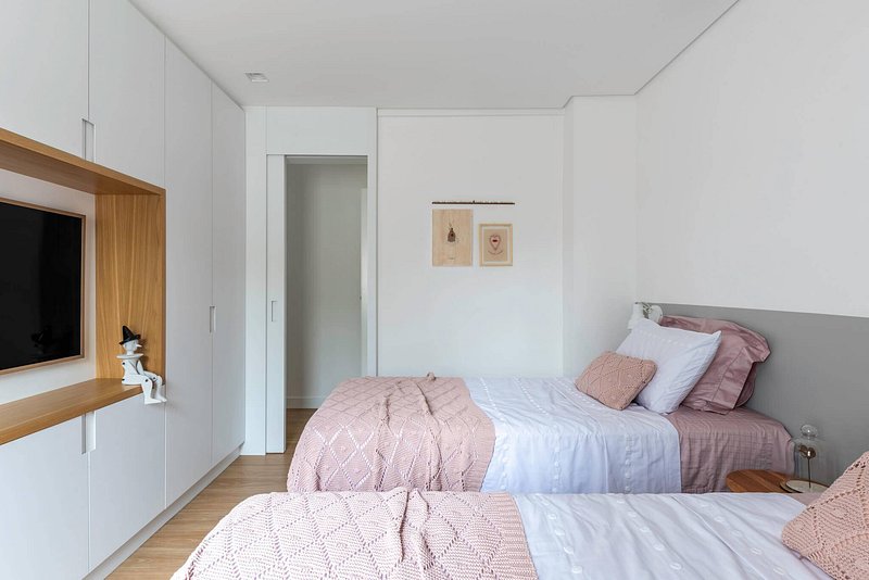 Apartamento tem sala e varanda integrados com muita luz natural e aconchego