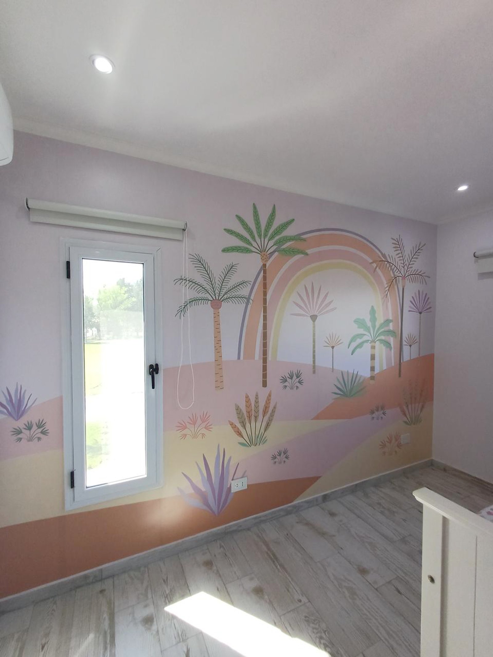Quarto infantil com mural tropical e piso de madeira — projeto Habitacion infantil palmeras, por Picma Empapelados, Murales, Esmerilados, Prints ,Papeles, em Canning