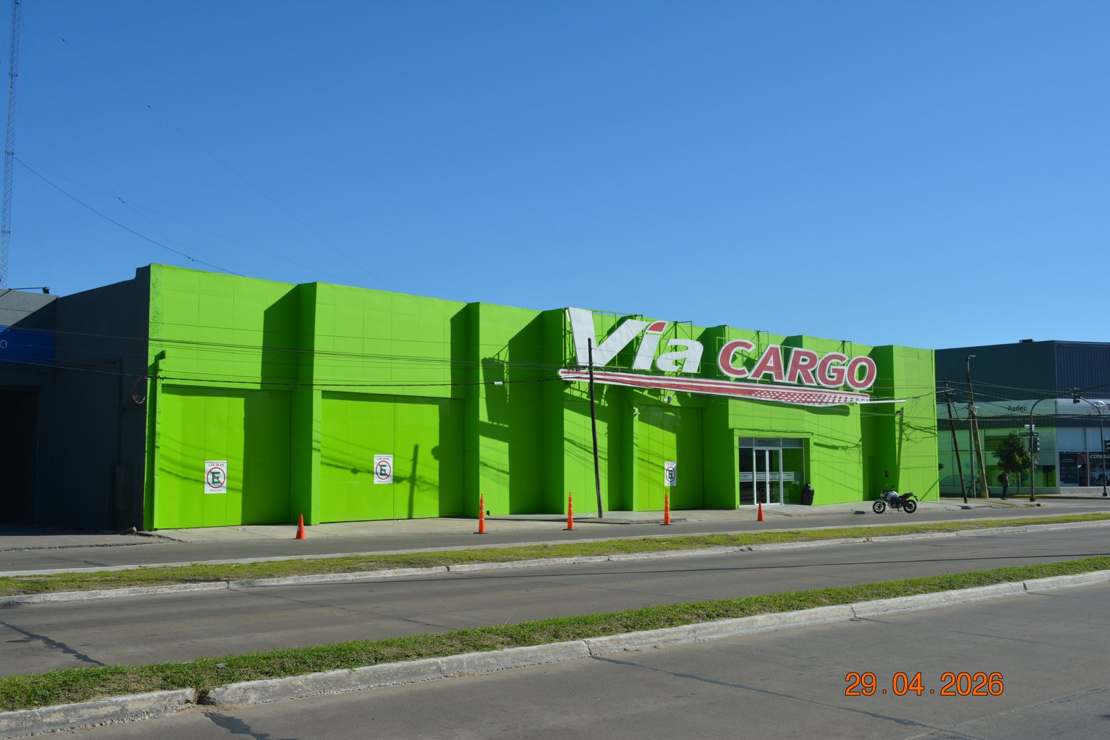 fachada verde brilhante de centro comercial Via Cargo — projeto Sucursal Via Cargo, filial Corrientes, Empresa de distribución y logística., por Arquitecto Gustavo Maidana, em Corr