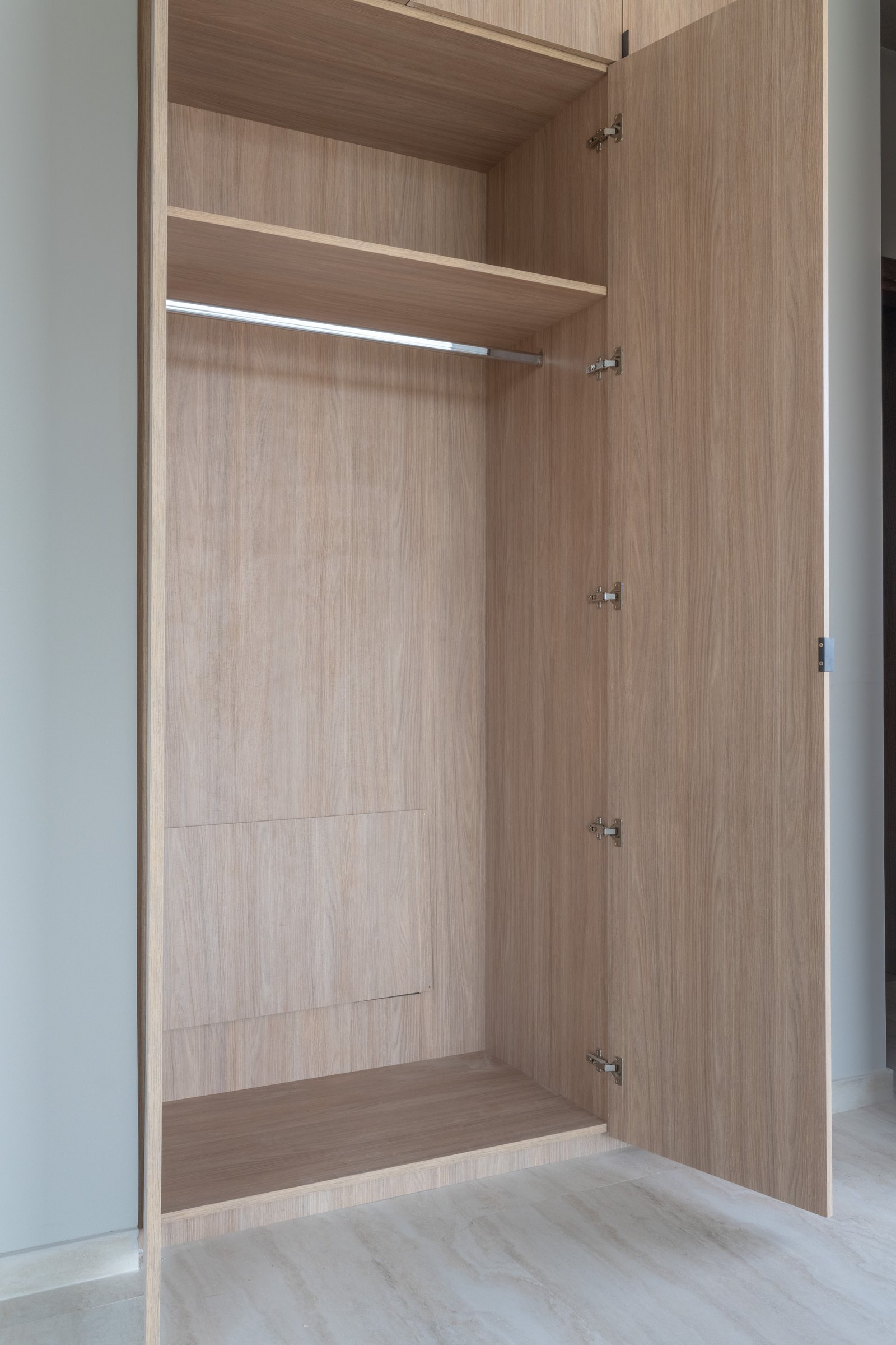 Armário embutido de madeira clara com portas abertas — projeto Yacht - Estudio CCWay, por ABEJA CONCEPT, em Av. de la Ribera 560