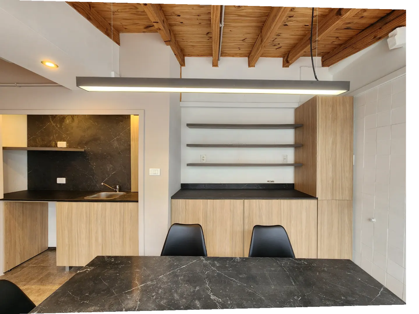 Comedor moderno con cocina integrada y techo de madera — proyecto Taller Pachamama, por Luciana González Anderson, en Salta