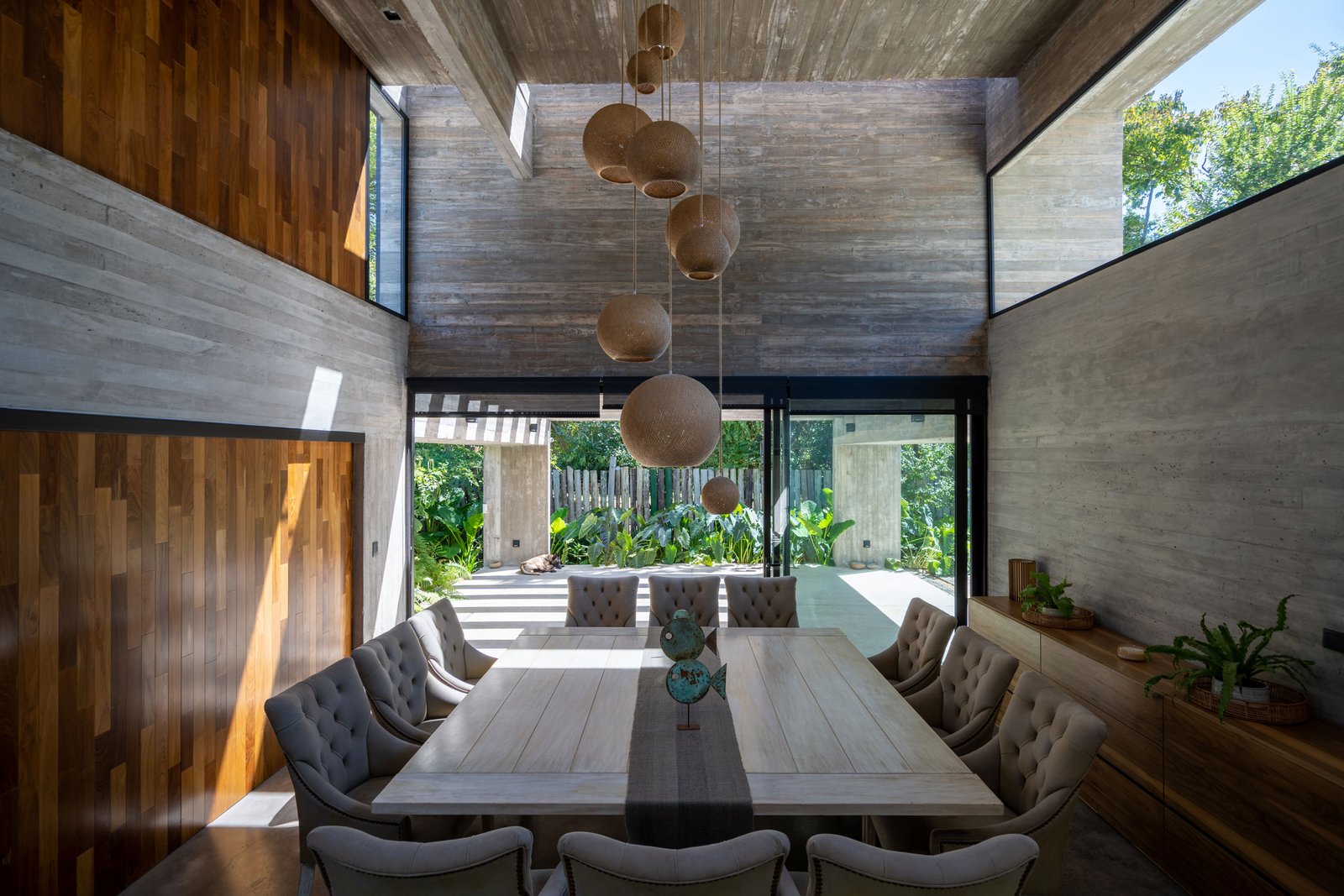 Comedor moderno con mucha luz natural y materiales nobles — proyecto Casa Leloir, por Besonías Almeida arquitectos, en Parque Leloir