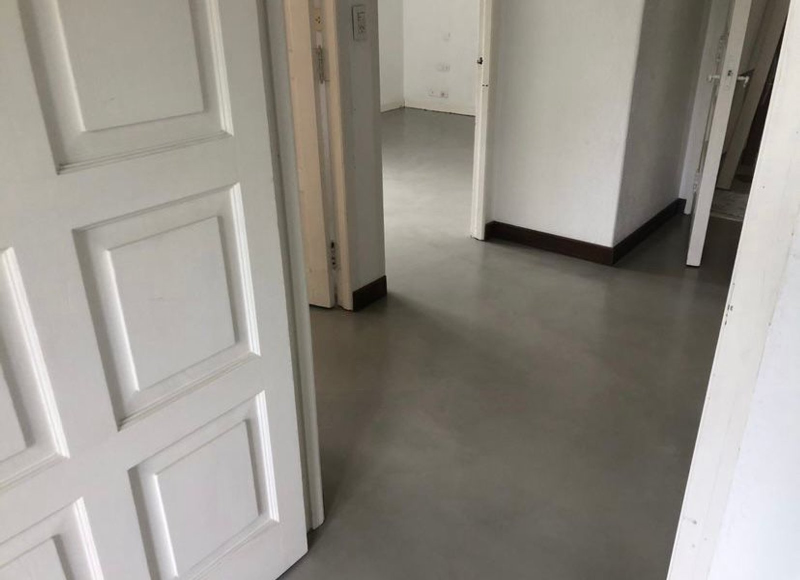 Pasillo minimalista con puerta blanca abierta — proyecto Casa particular en Victoria, por PROTEX, en Victoria
