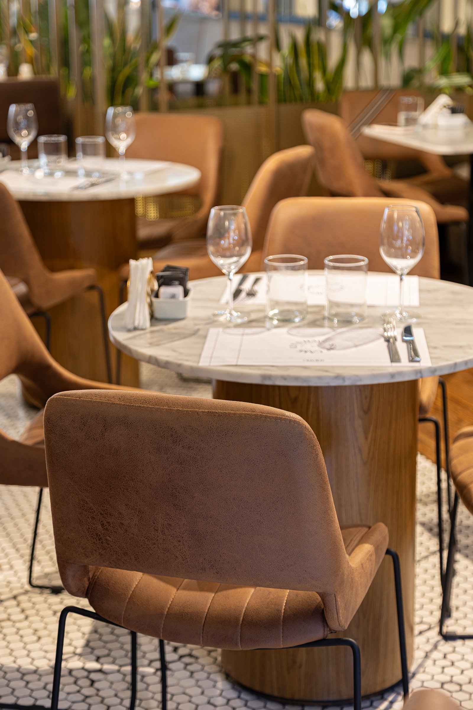 Comedor moderno con sillas de cuero y mesas de mármol — proyecto Olivier BA, por Gaby Alfonso, en Belgrano