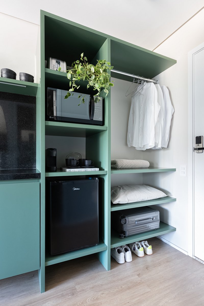 Estúdio de 30m² é reformado e ganha decoração moderna tons de verde e muito conforto