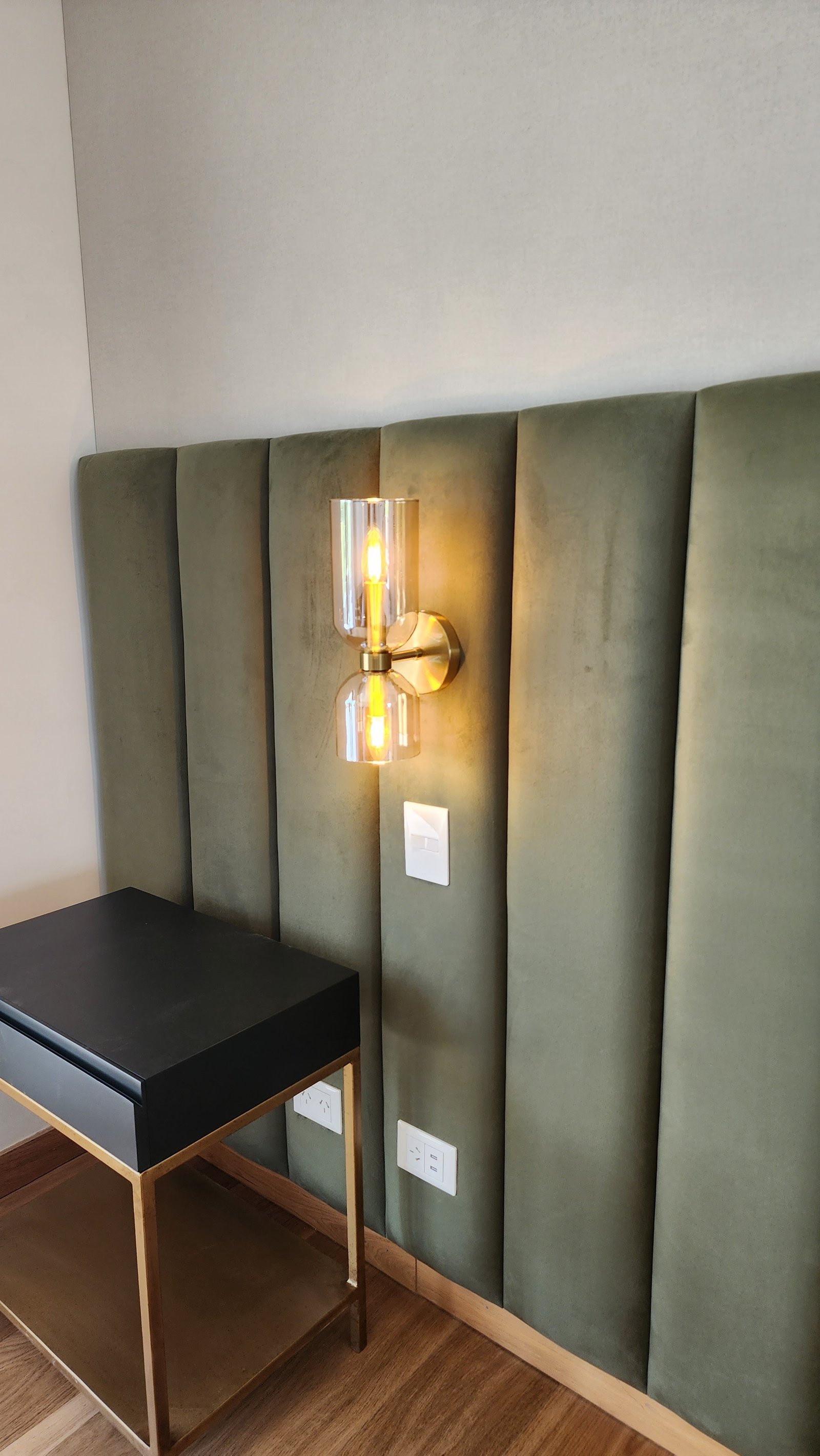 Dormitorio con panelado verde y aplique moderno — proyecto Reforma El Golf, Nordelta, por Build a Home Arquitectura, en Avenida del Golf s/n