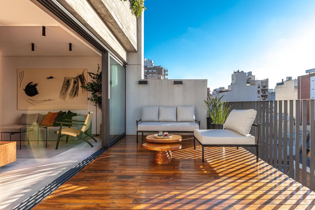 Terraço moderno com deck de madeira e vista urbana — projeto Depto Valle, por Ayelen Mayer Arquitectura, em Buenos Aires