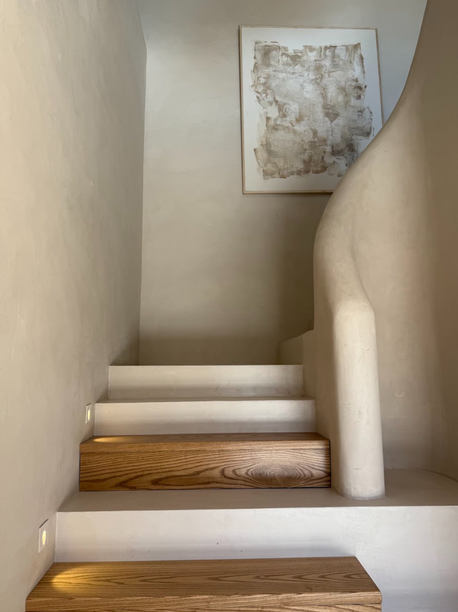 Escalera moderna flotante de madera y microcemento — proyecto La Verbena, por Grupo Pauta Arquitectura, en Alejandro Korn 3150