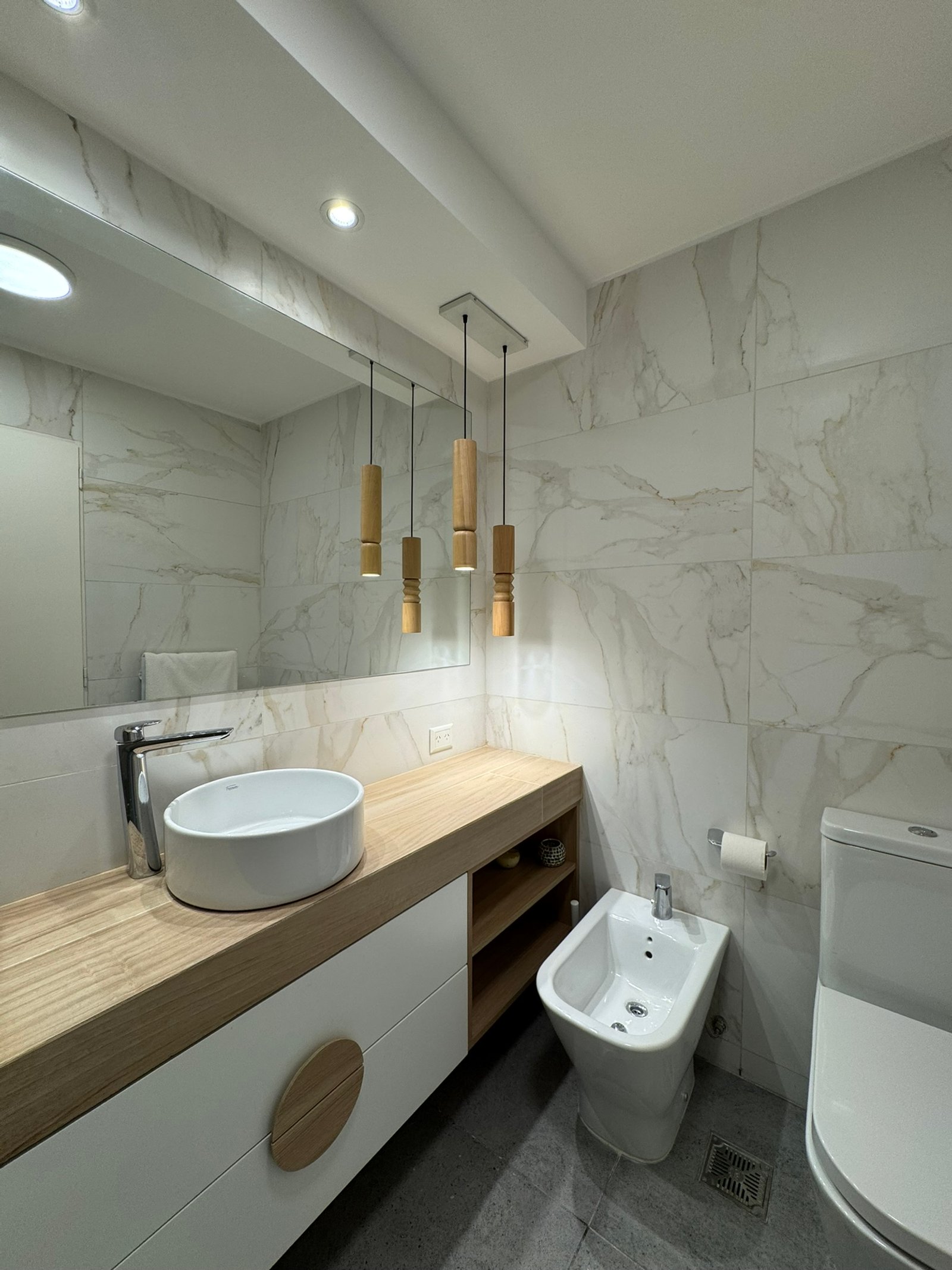Baño moderno minimalista con mármol, madera y grifería cromada — proyecto Vera II, por MDBK Arquitectura, en Villa Crespo