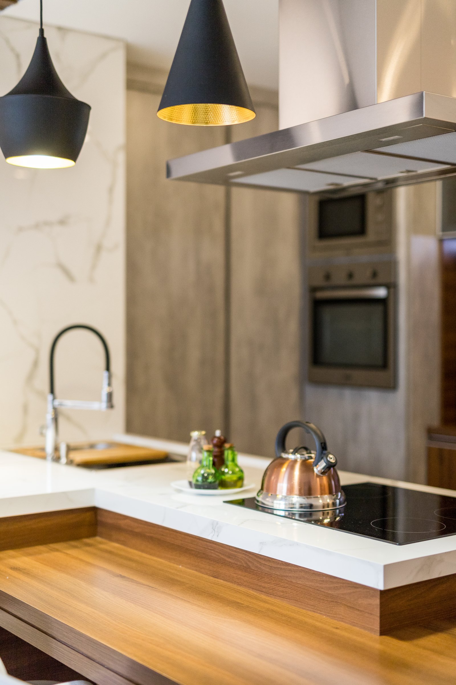 Cozinha Com Ilha Estilo Industrial com cor predominante Bege do Projeto Apto Sérgio e Lizandra por Coletivo Arquitetura