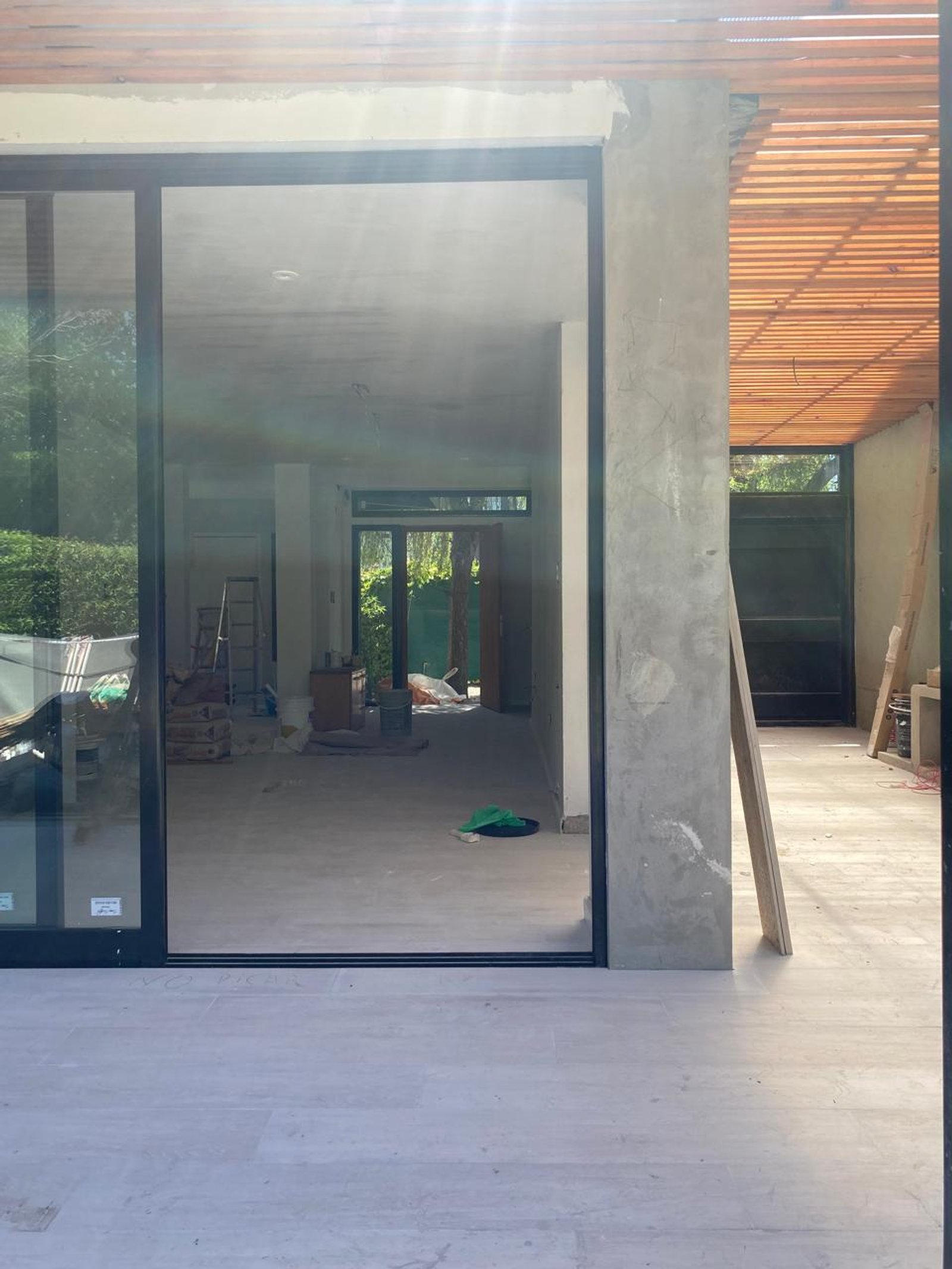 Patio moderno en construcción con pérgola de madera y hormigón visto — proyecto Refacción dúplex CB, por arquitectura.JD, en La Plata
