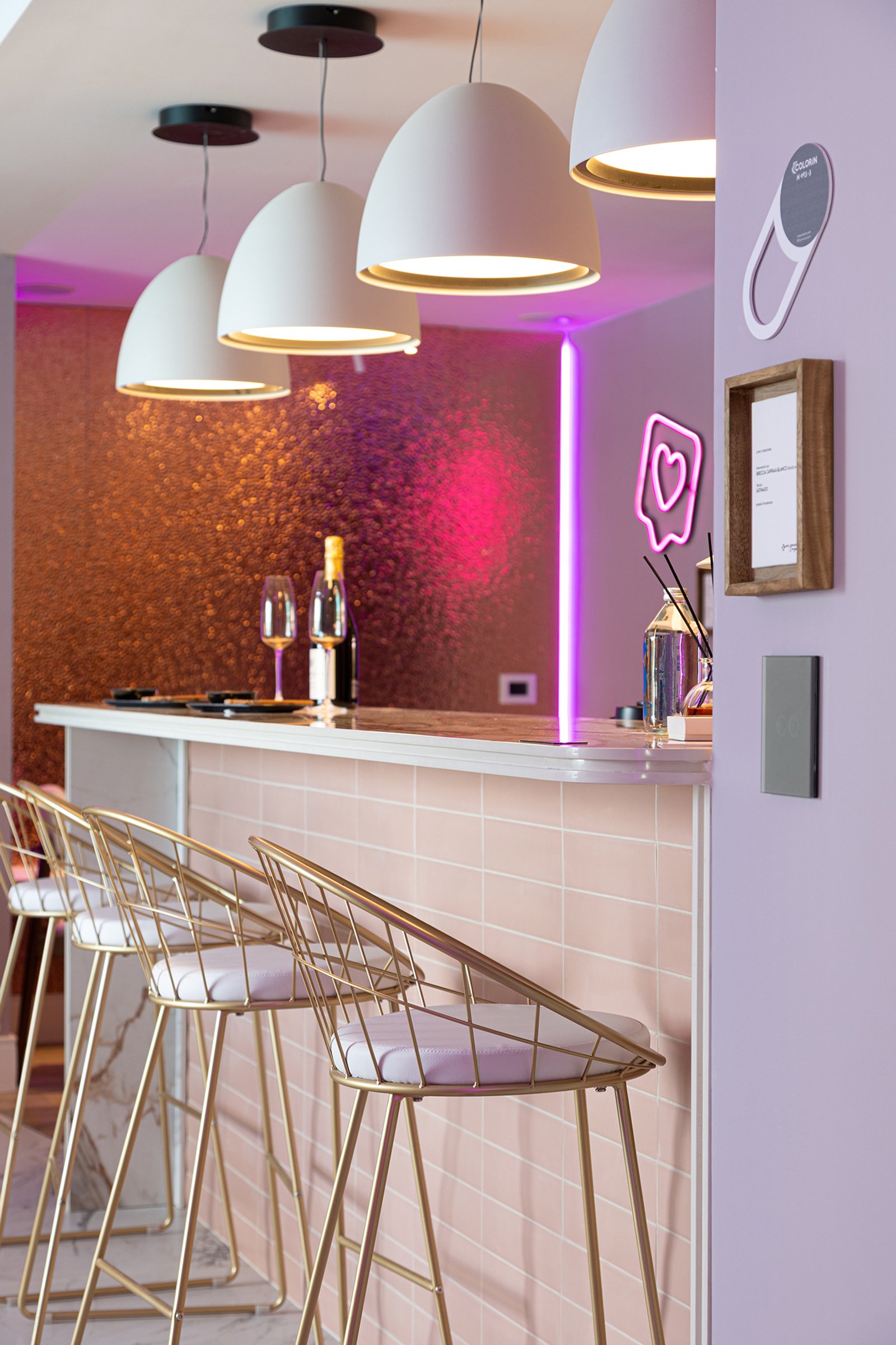 Bar moderno con sillas doradas y luces colgantes — proyecto Arquitectos Wertheim & Virginia Ortiz, por Gaby Alfonso, en Tigre 1648