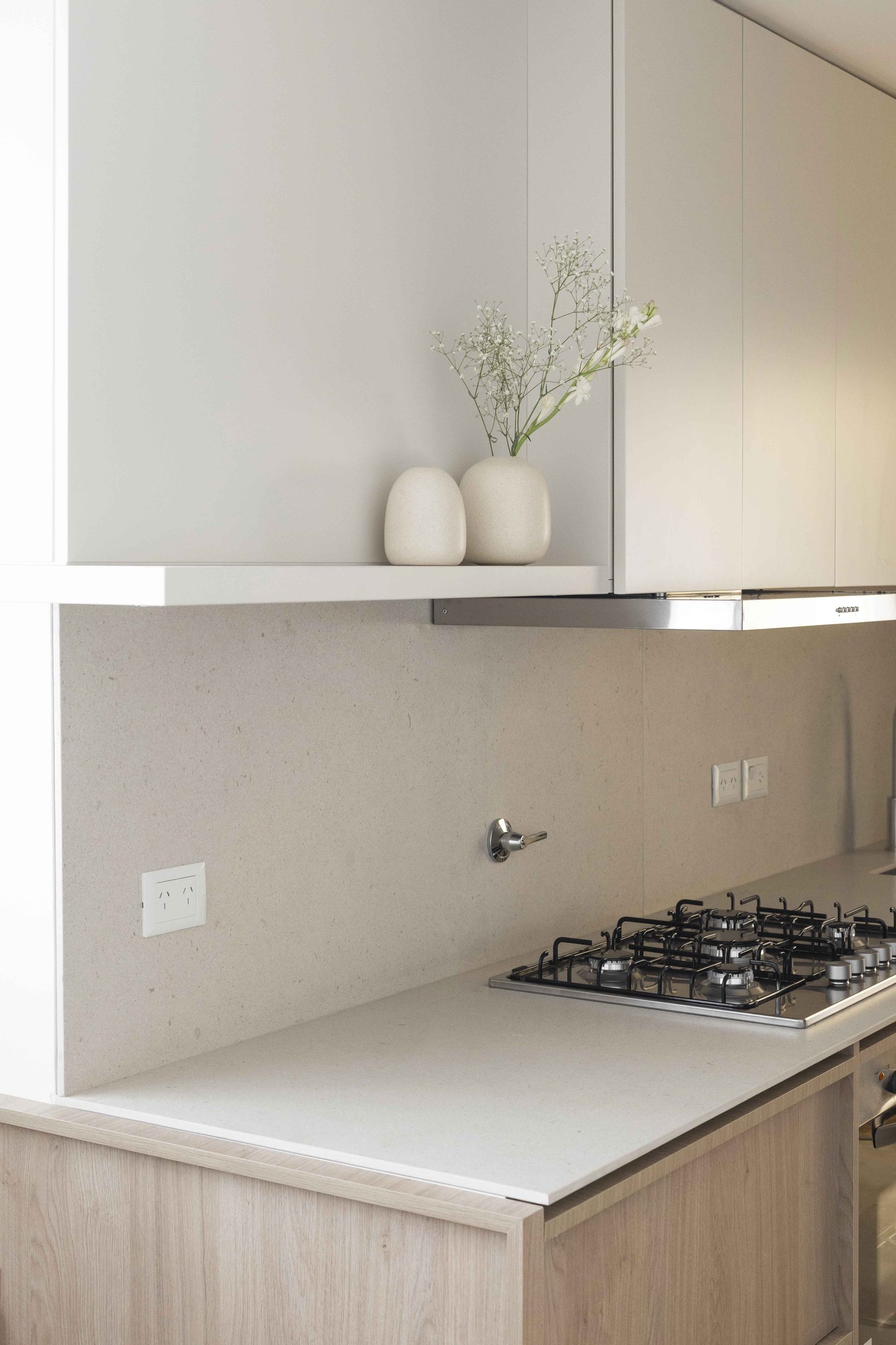 Cozinha moderna estilo escandinavo com armários de madeira e bancada de pedra — projeto Libertador, por Bouré Studio, em Palermo