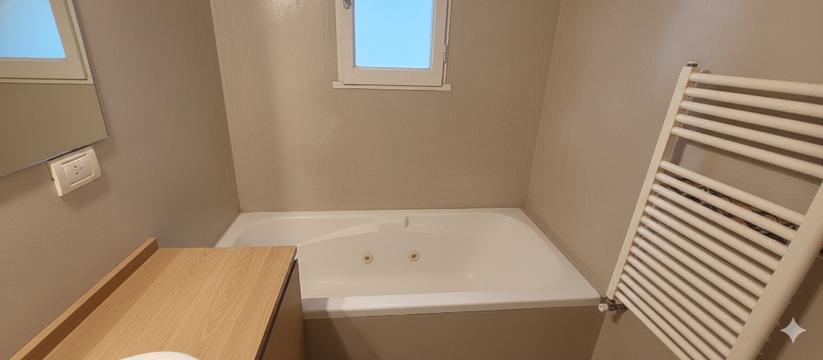 Baño moderno con jacuzzi y ventana tipo tragaluz — proyecto Jocker, por Plasma co, en Ezeiza