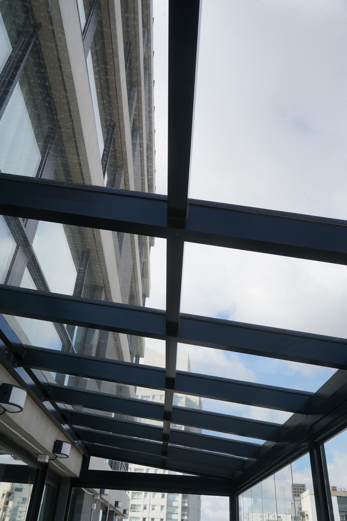 Terraço de varanda com teto de vidro e estrutura metálica — projeto TOLDER - TECHOS DE VIDRIO, por Argentina en Obra 2024, em Rincón de Milberg