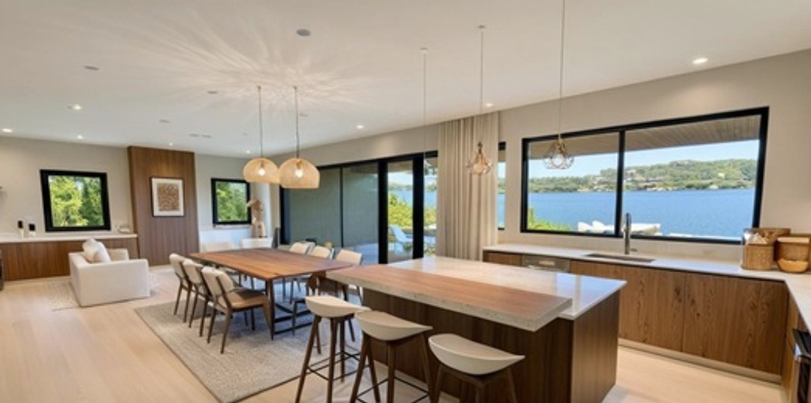 Cocina moderna de planta abierta con vistas al agua y isla — proyecto Bahia Villanueva , por Estudio NET Arquitectura , en B1648 Tigre