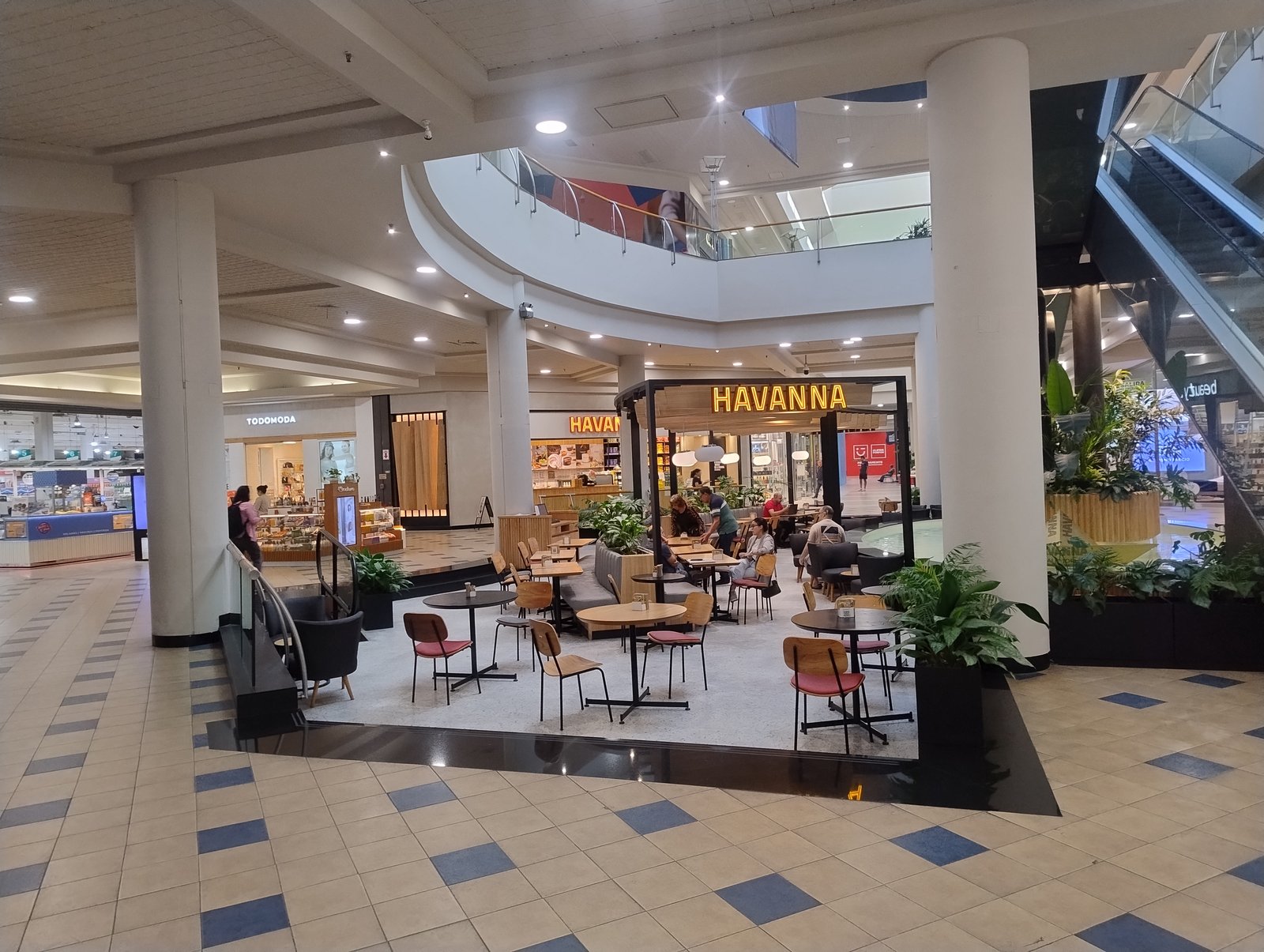 cafetería moderna en centro comercial con mesas y sillas — proyecto Havanna Plaza Oeste Shopping, por COMOTTO - SOMMER  - ARQUITECTOS, en Blvd. Juan Manuel de Rosas 658