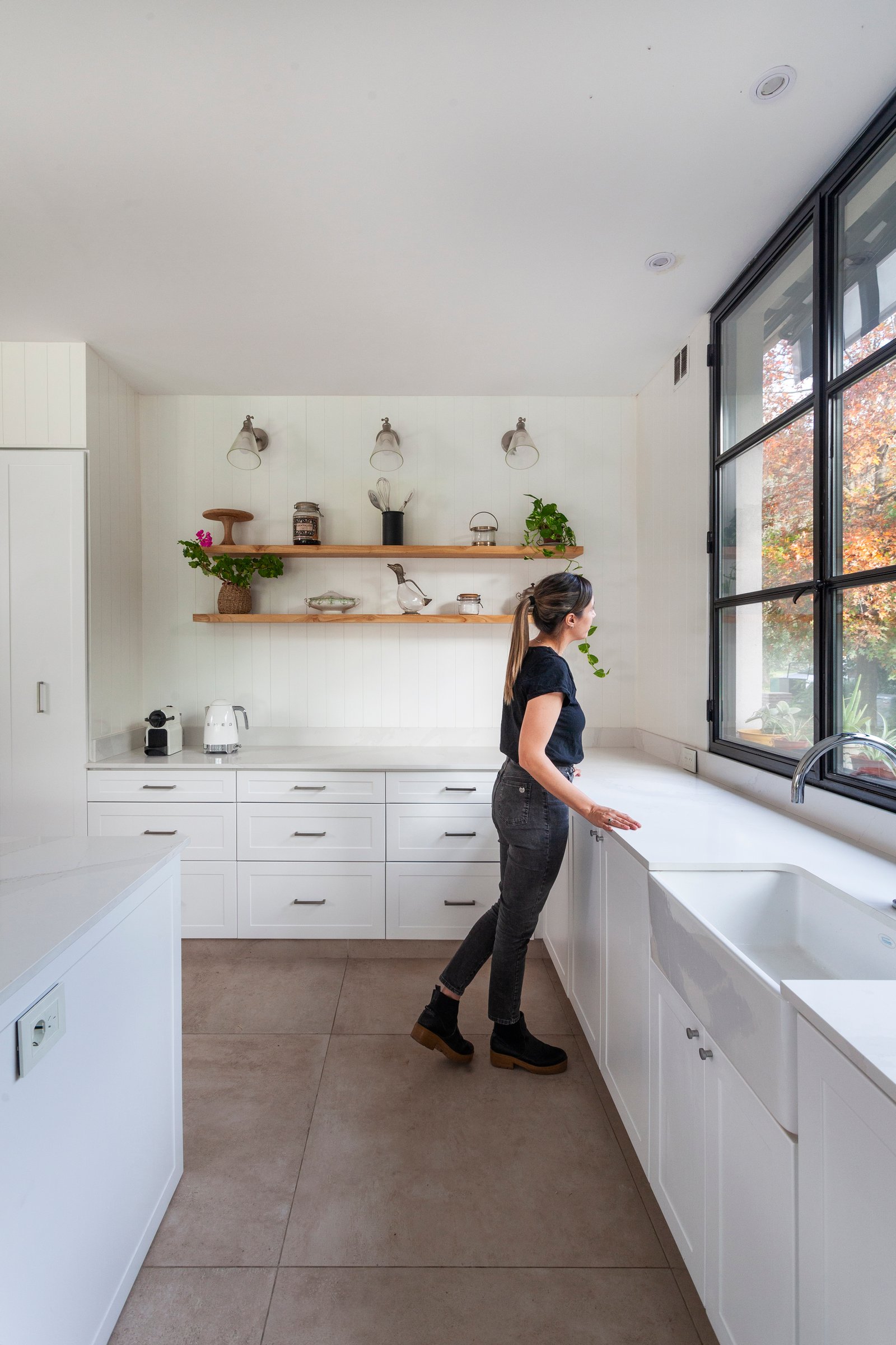Cocina moderna con ventanales industriales y muebles blancos — proyecto CASA HS143, por A'PRIMA - Arquitectura Sustentable, en km 7.5 Ruta 25