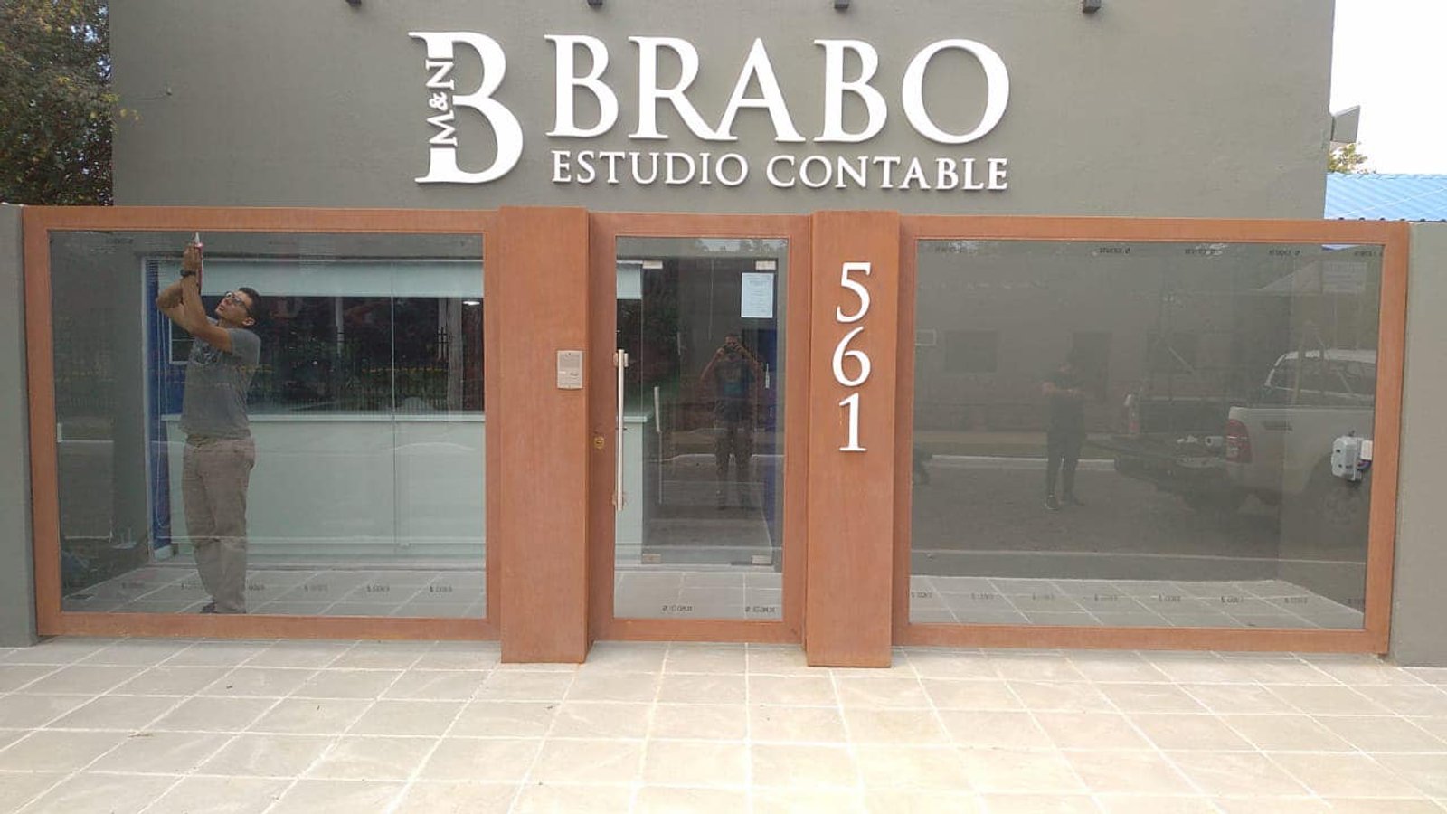 Fachada de oficina moderna con local comercial y números grandes — proyecto Esudio Contable, por Arquitecto Gustavo Maidana, en Caá Catí