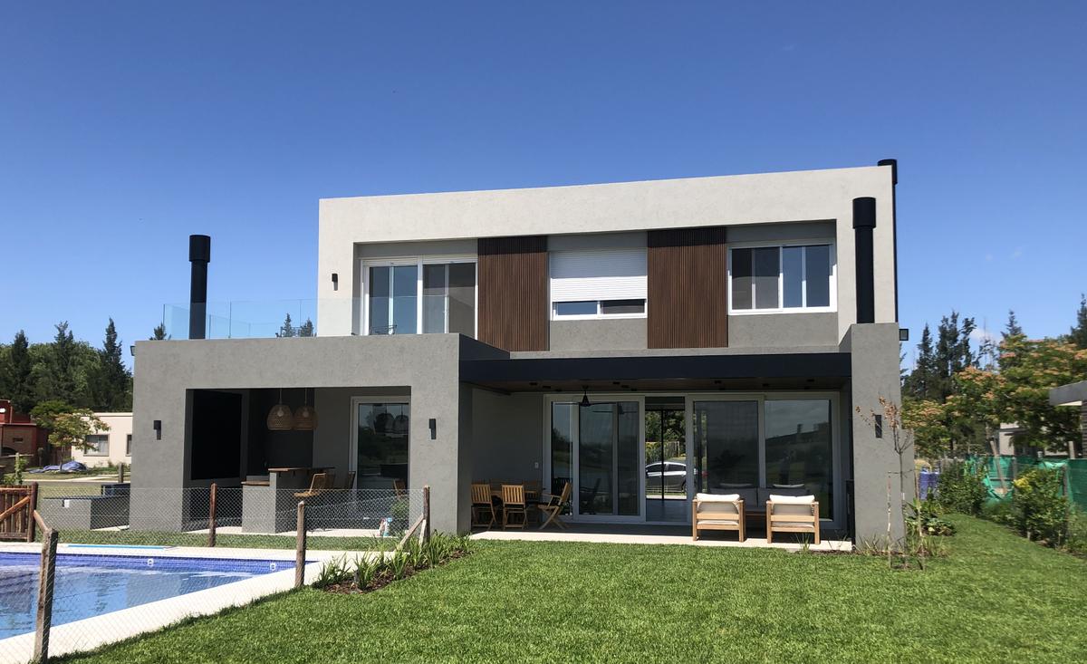 Casa moderna de dois andares com piscina e jardim — projeto SAN MATIAS II, por Fb Arqs, em Belén de Escobar