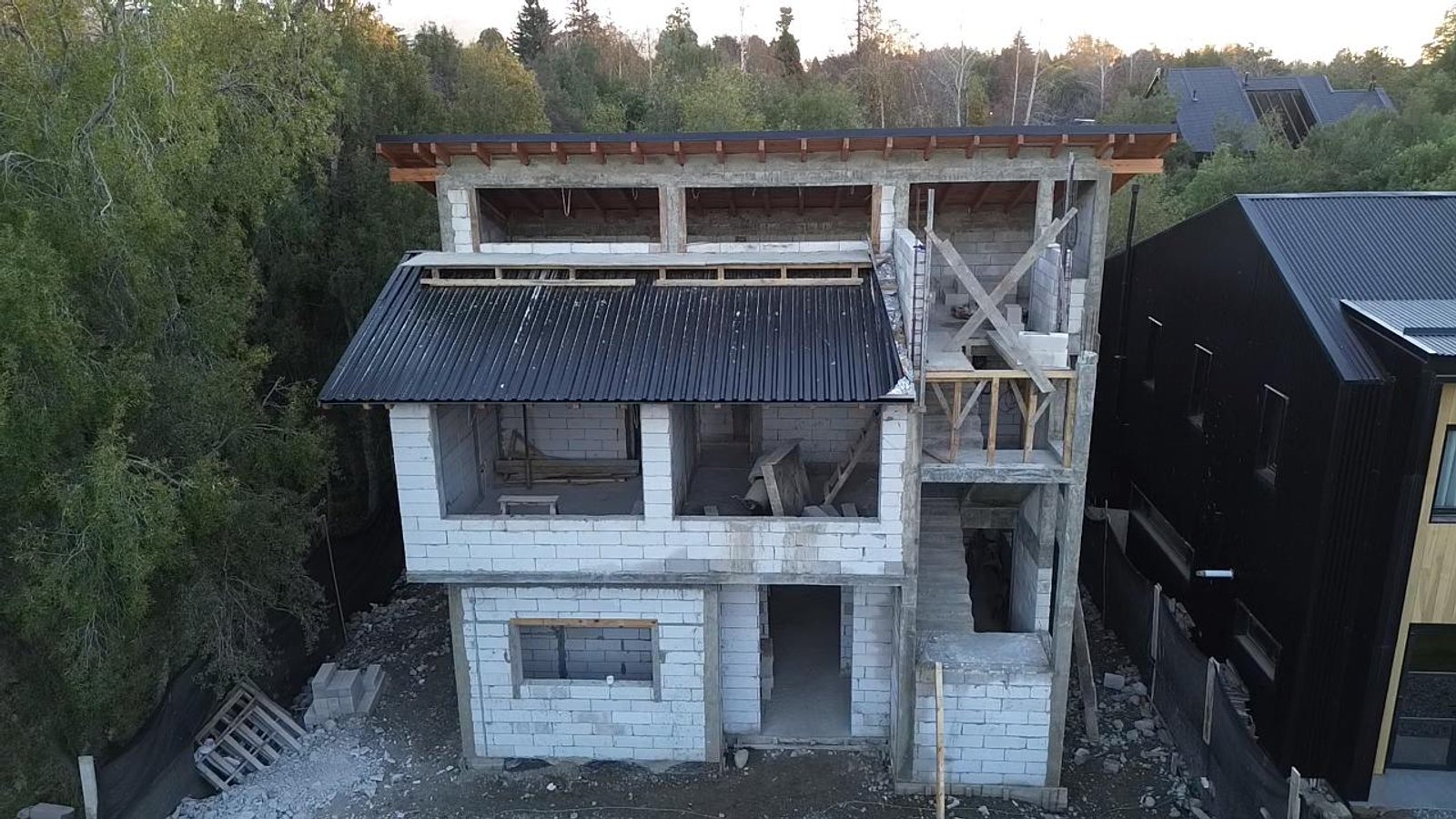 fachada de casa en construcción con ladrillos blancos y cemento — proyecto Barrancas de Melipal, por Arquitecta Grace Overgaard, en Av. Ezequiel Bustillo 4821-5199