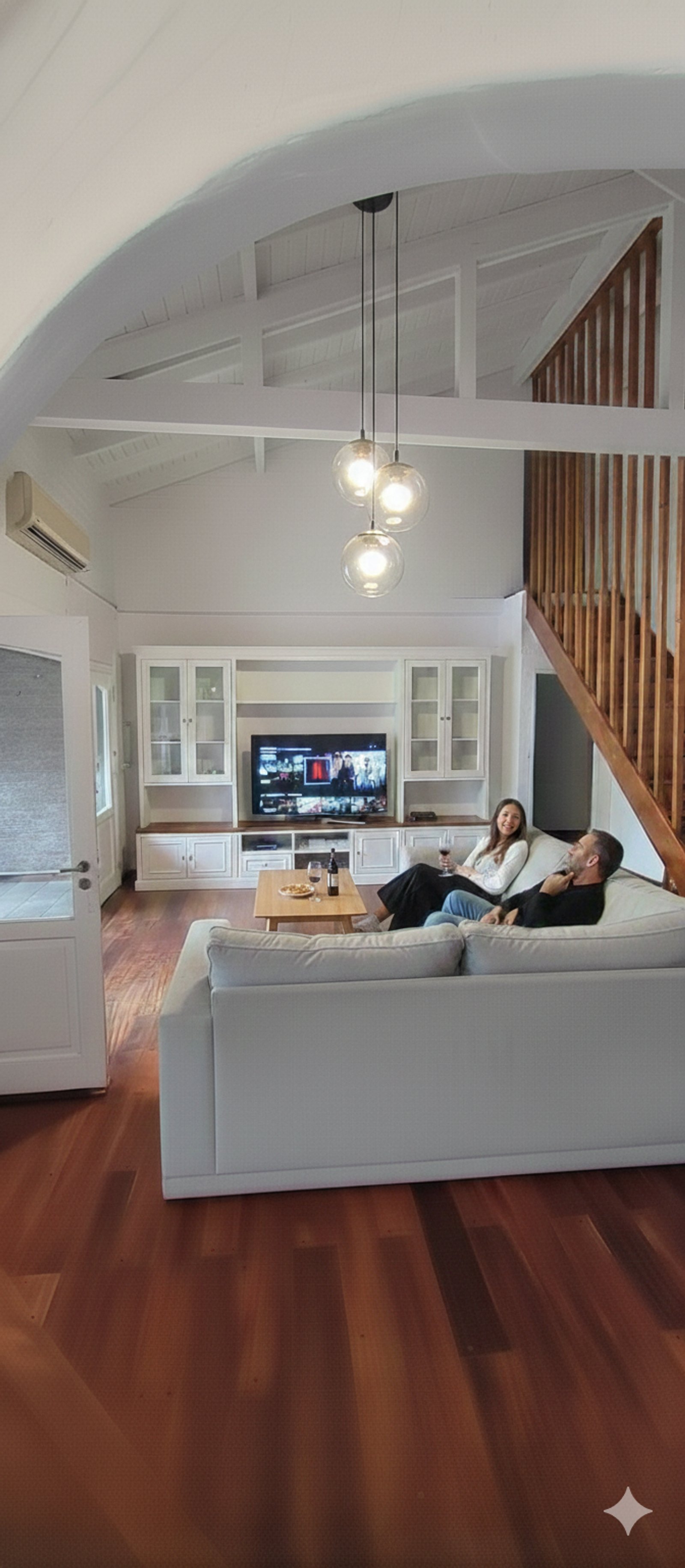 Living moderno con techo abovedado y vigas expuestas — proyecto Jocker, por Plasma co, en Ezeiza