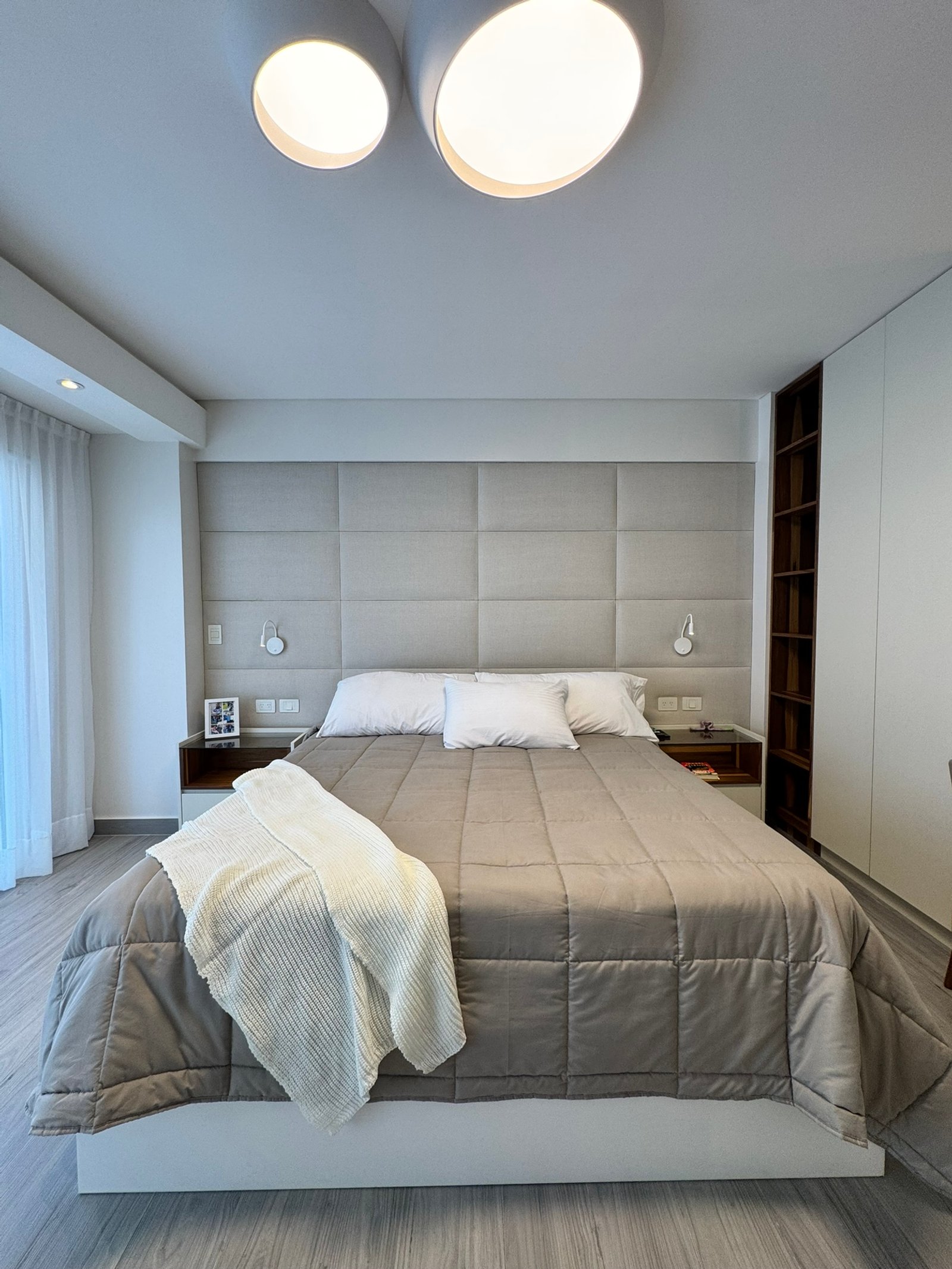 Quarto moderno com cama grande e painéis de parede acolchoados — projeto Cerviño, por MDBK Arquitectura, em Palermo