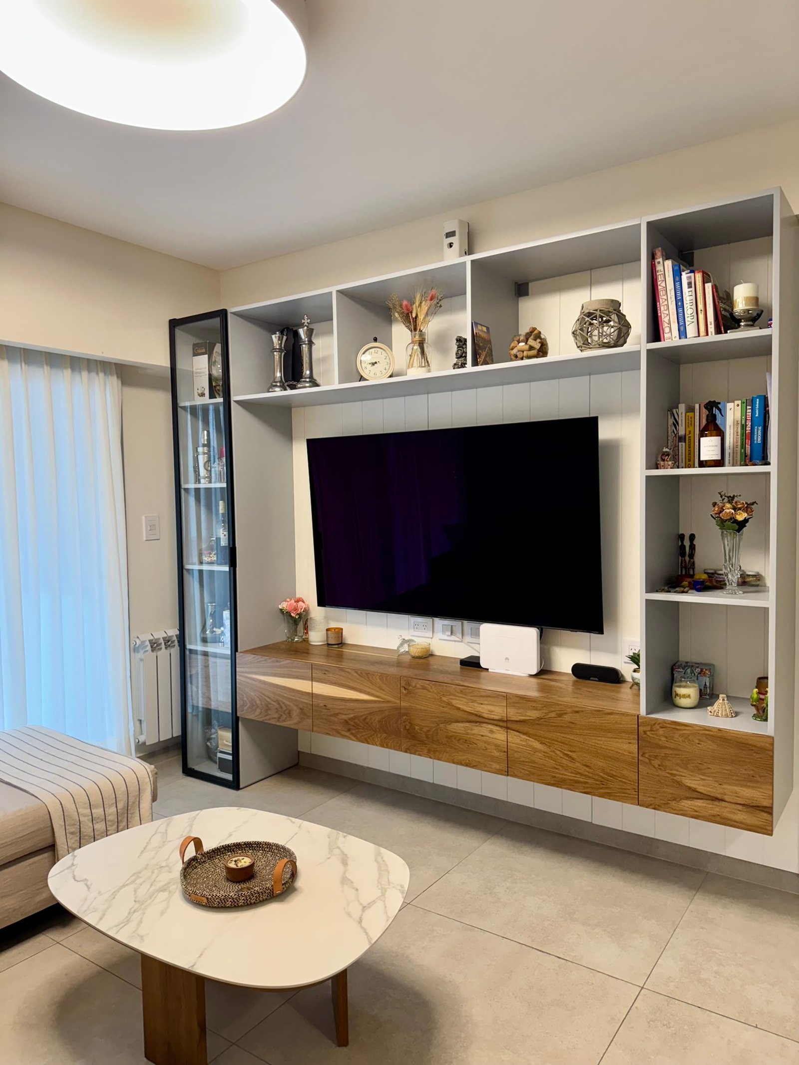 Living moderno con mueble modular y modular de madera — proyecto Corrientes I, por MDBK Arquitectura, en Villa Crespo