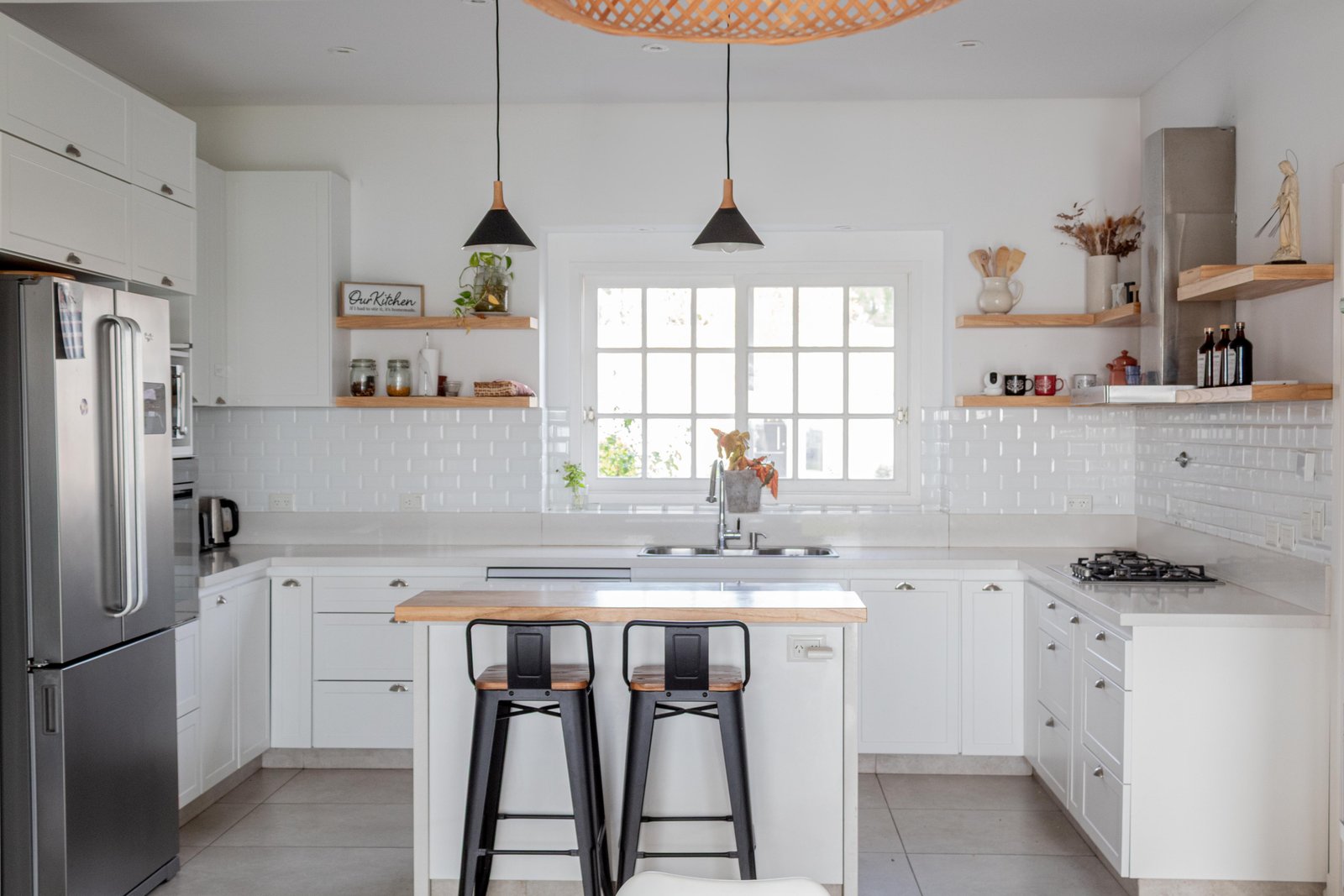Cocina blanca moderna con isla central y mucha luz natural — proyecto San Rafael, por Catalina Fitero Fotografìa, en Blvd. de Todos los Santos 3500