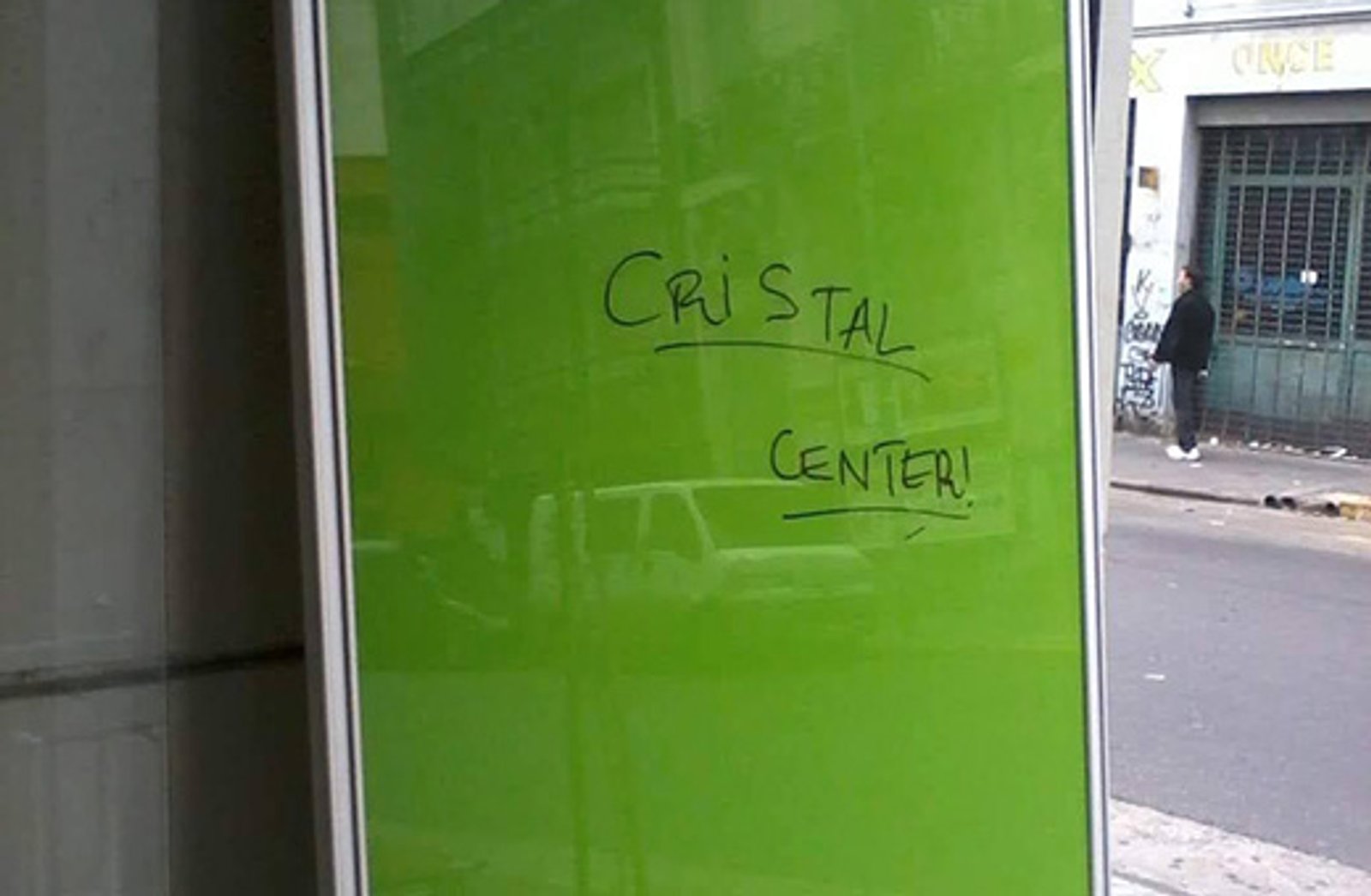 fachada comercial con vidrio verde y texto escrito a mano — proyecto Frente placard Crisarte Cover Espejo, por Cristalcenter, en Buenos Aires