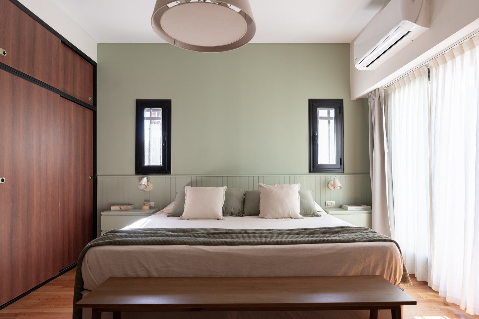 dormitorio moderno con paredes verdes y luz natural — proyecto Felipe Vallese, por Estudio BDM, en Flores
