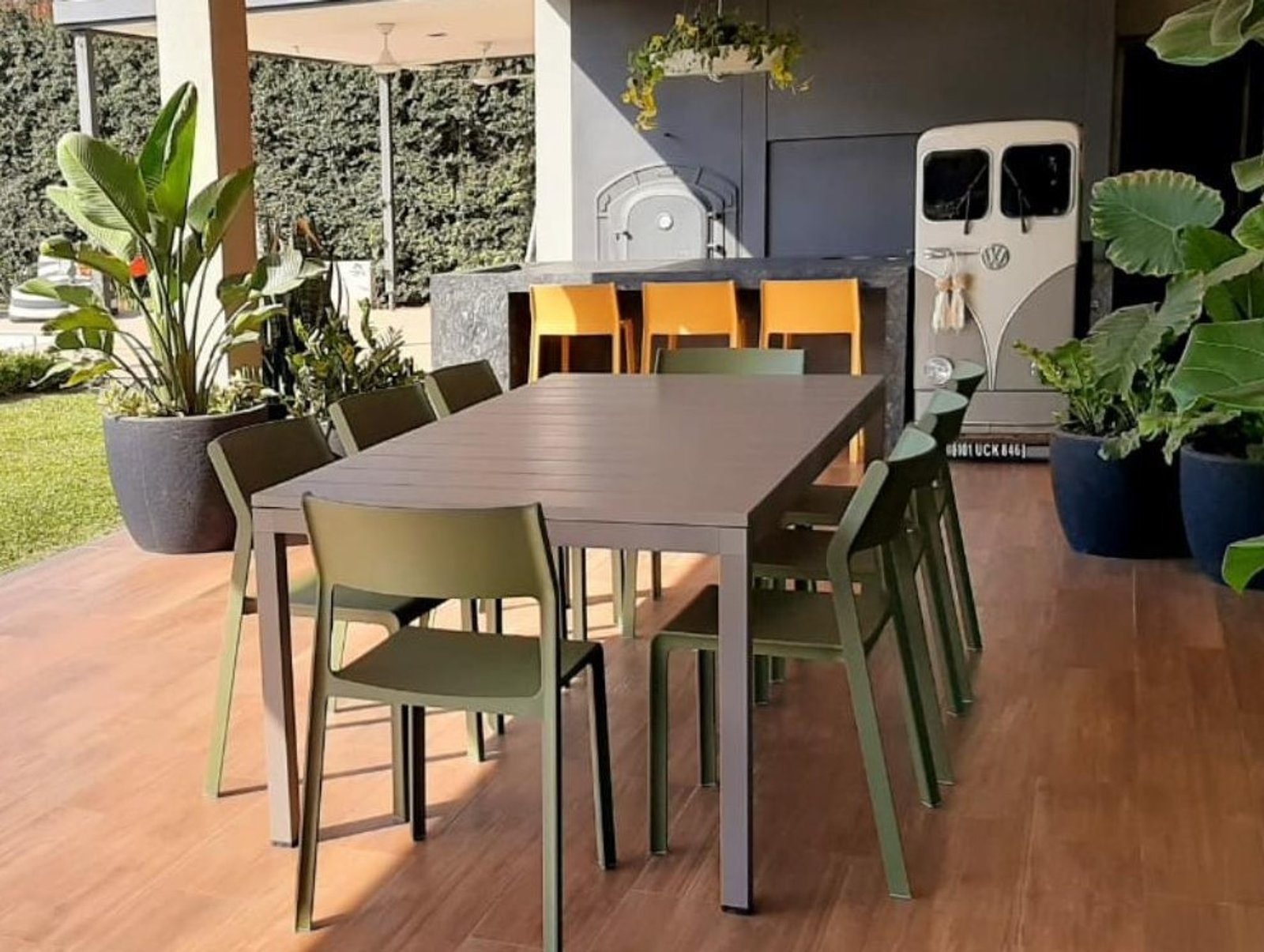 Comedor exterior moderno con plantas — proyecto Comedor, por Casa Nuñez
