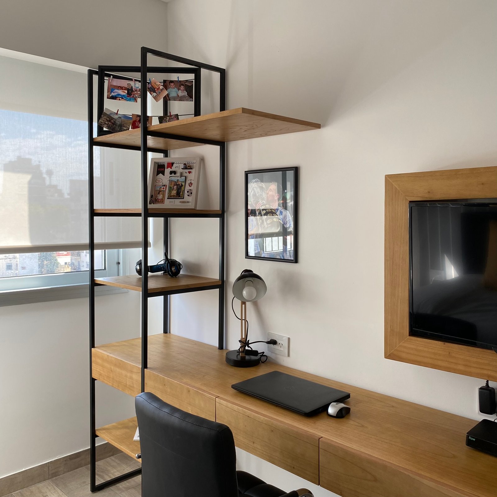 escritorio moderno con estantería negra y madera — proyecto Padilla, por MDBK Arquitectura, en Villa Crespo