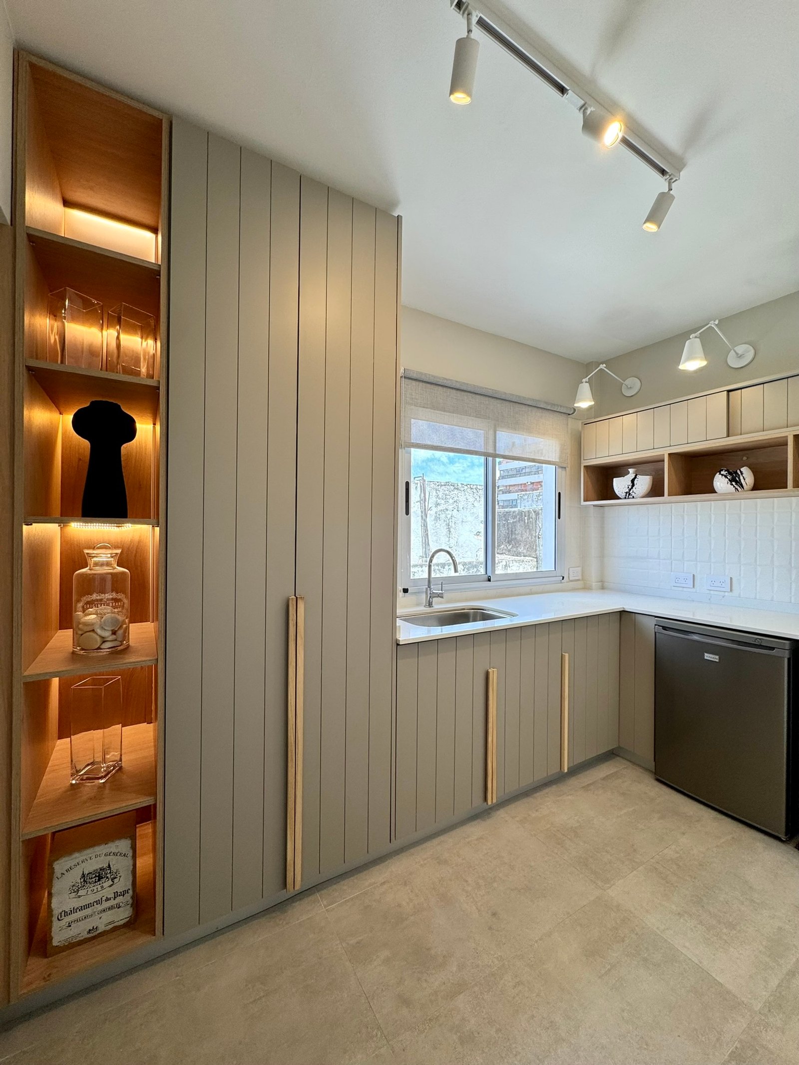 Cocina moderna escandinava con muebles altos de madera y luces cálidas — proyecto Matienzo, por MDBK Arquitectura, en Belgrano
