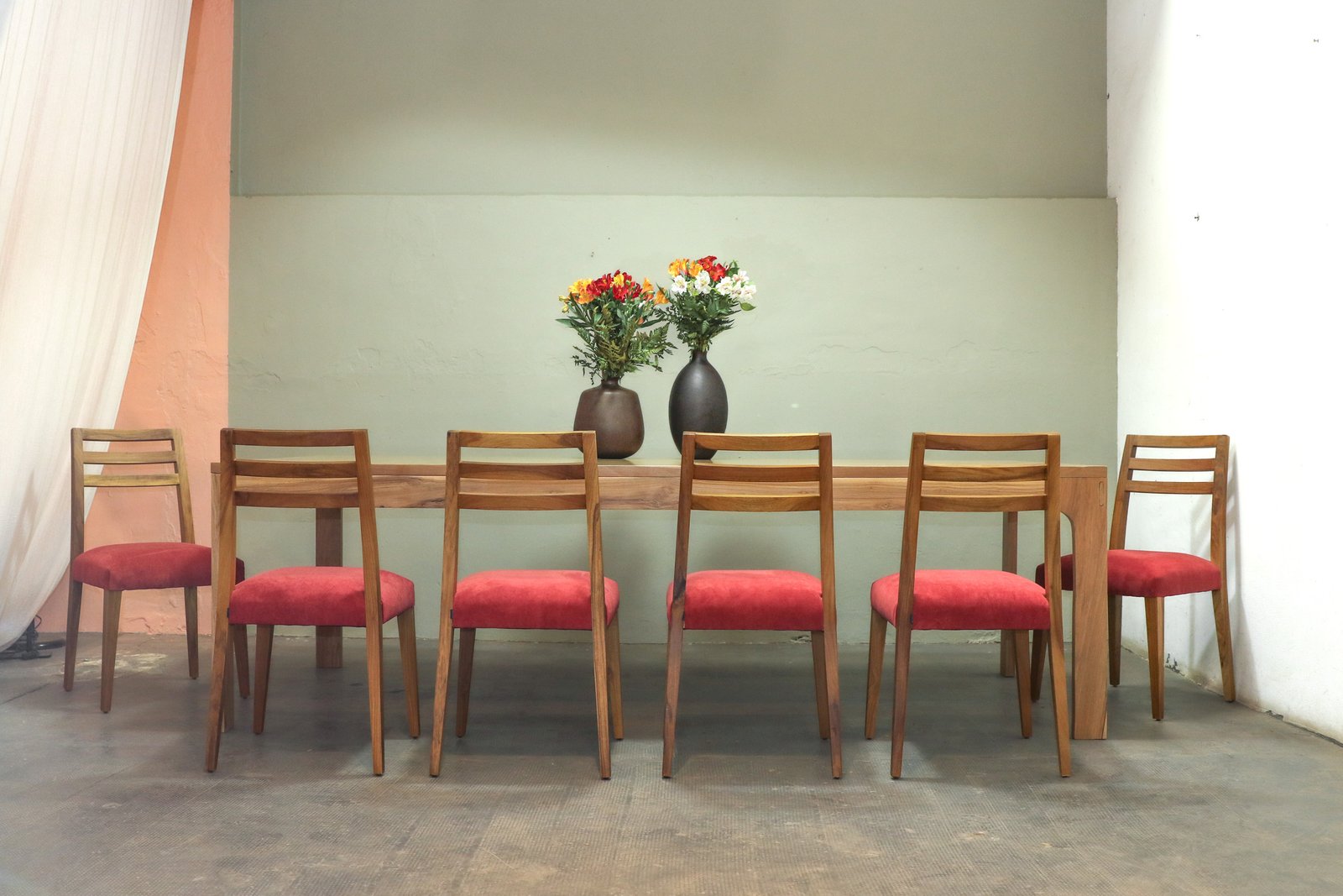 Sala de jantar mid-century com mesa de madeira e cadeiras vermelhas — projeto Comedor, por BLVD Furniture