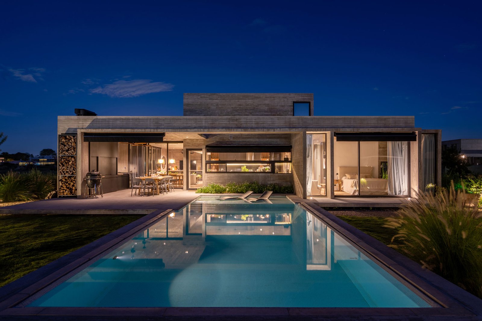 Casa moderna com piscina iluminada à noite — projeto Casa Tres Patios, por Besonías Almeida arquitectos, em Pilar