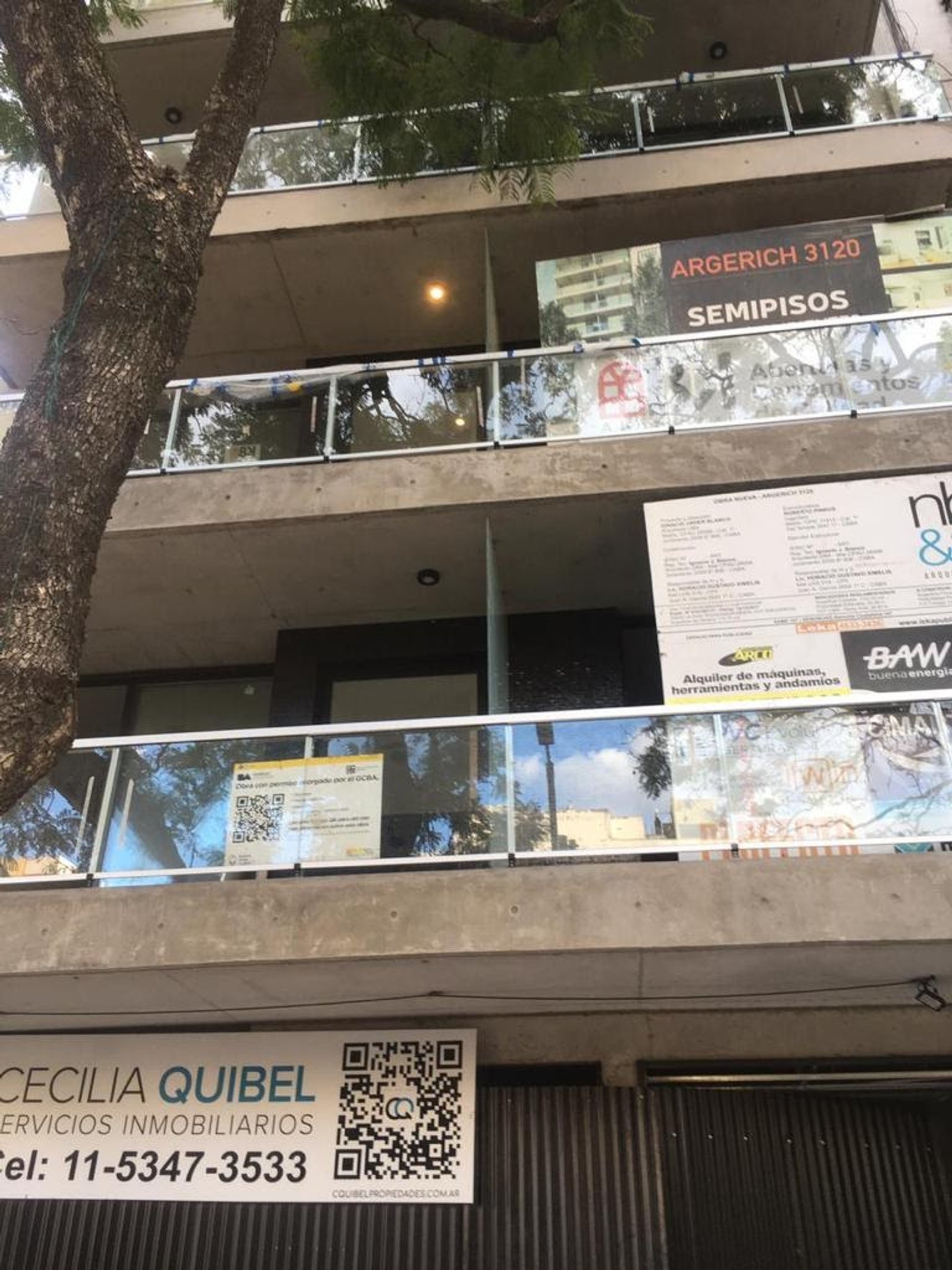 fachada de prédio com varandas envidraçadas e placas comerciais — projeto Divisores balcon laminado Blindex esmerilados 5+5, por Cristalcenter, em Villa Devoto