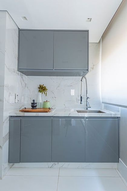 Cocina minimalista con muebles grises, mesada mármol y backsplash blanco — proyecto Apartamento Martese I, por Bordin E Soares Interiores
