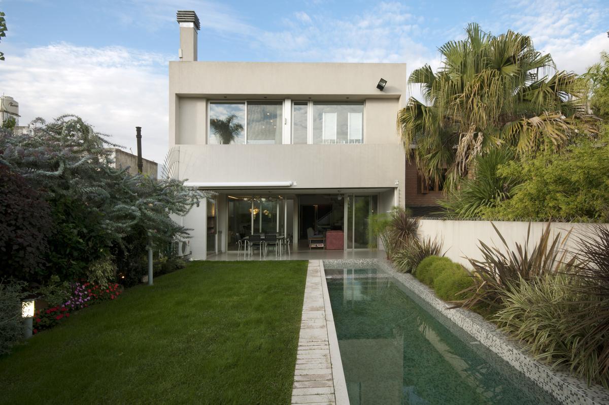 Casa moderna com piscina e jardim exuberante — projeto Casa RDF, por Vanguarda Arquitectos, em CABA