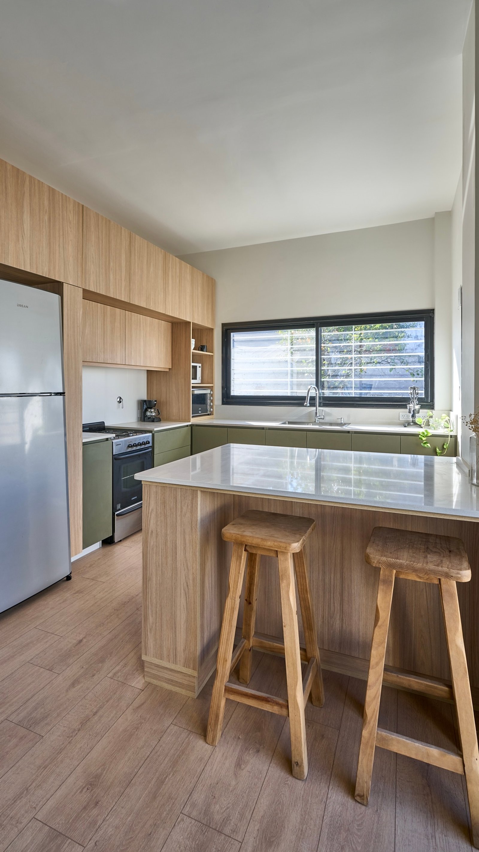 Cocina moderna de estilo escandinavo con isla y acabados en madera y mármol — proyecto Granville, por Baler.Gelbert Arquitectura, en B1845 José Marmol