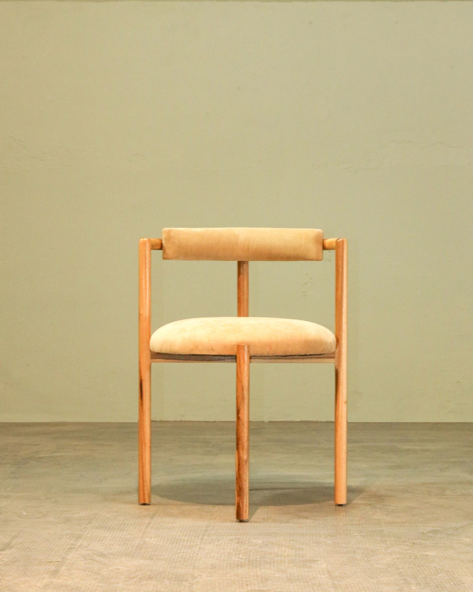Silla moderna minimalista de madera y tela — proyecto Comedor, por BLVD Furniture