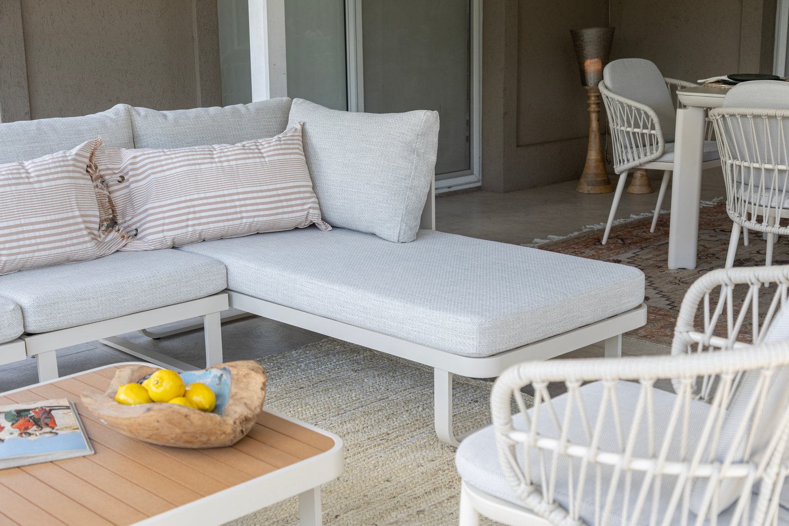 Área externa moderna com sofá modular e mesa de madeira — projeto Nuevos diseños de Muebles de Exterior, por DESDE ASIA, em Malabia 1359