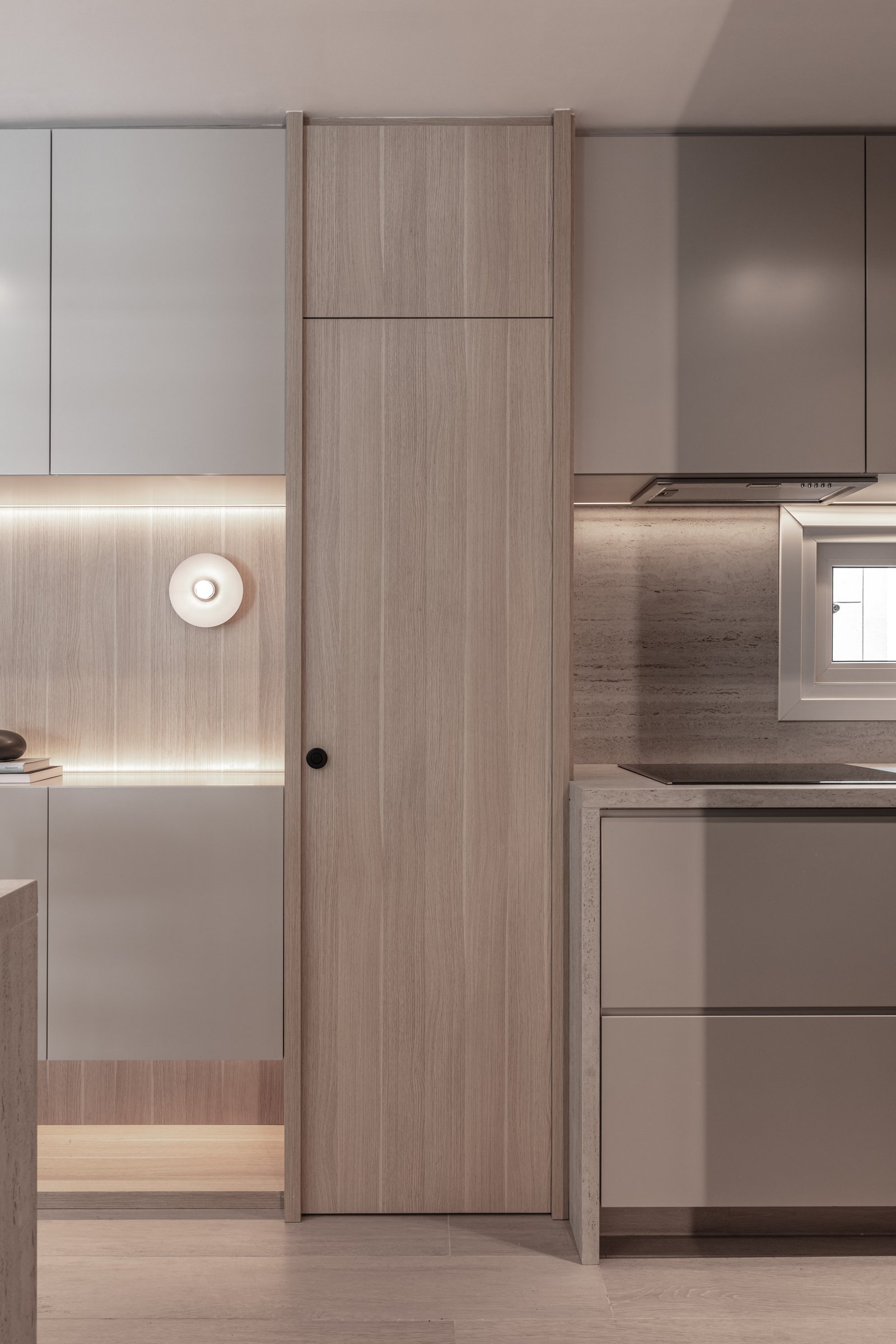 cocina moderna minimalista con puerta de madera y gabinetes grises — proyecto Eslovenia | Pied-à-terre | Lucia Quinteros, por Ren Studio, en Cdad. Autónoma de Buenos Aires