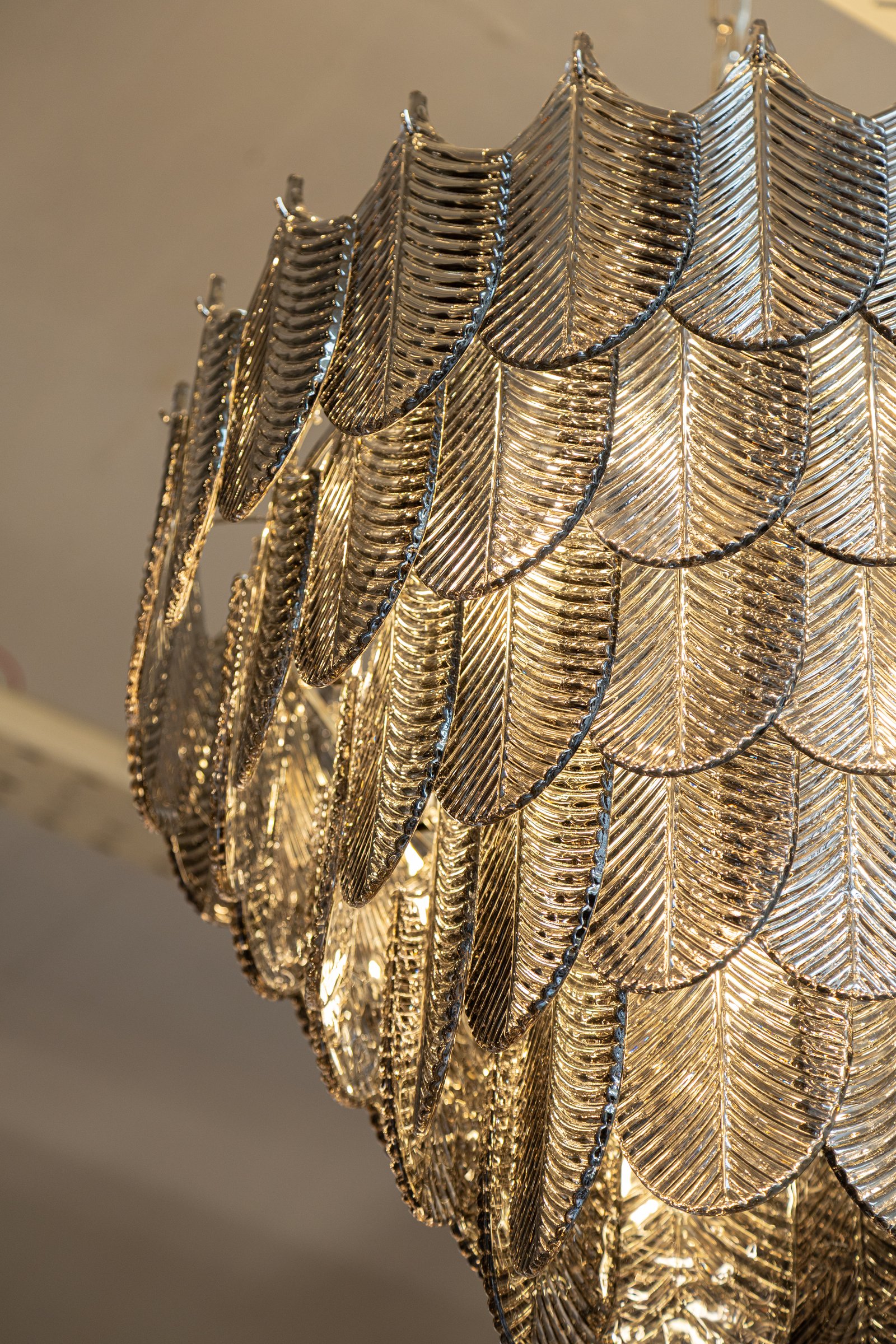 Lustre de vidro em formato de folhas em cascata — projeto LA NUEVA TRANSPARENCIA DEL DISEÑO, por DESDE ASIA, em Palermo