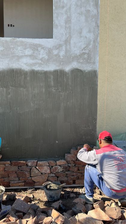 Construcción de fachada con piedra y concreto texturizado — proyecto Proceso de Obra, por RY Construir Estudio, en Buenos Aires