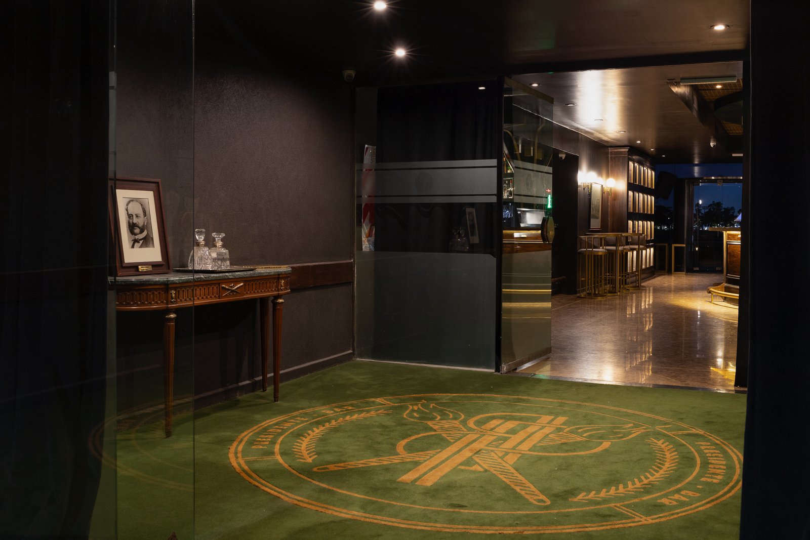 Interior moderno con alfombra circular y obras de arte — proyecto PRESIDENTE BAR HIPODROMO, por AB ARQUITECTURA, en San Isidro