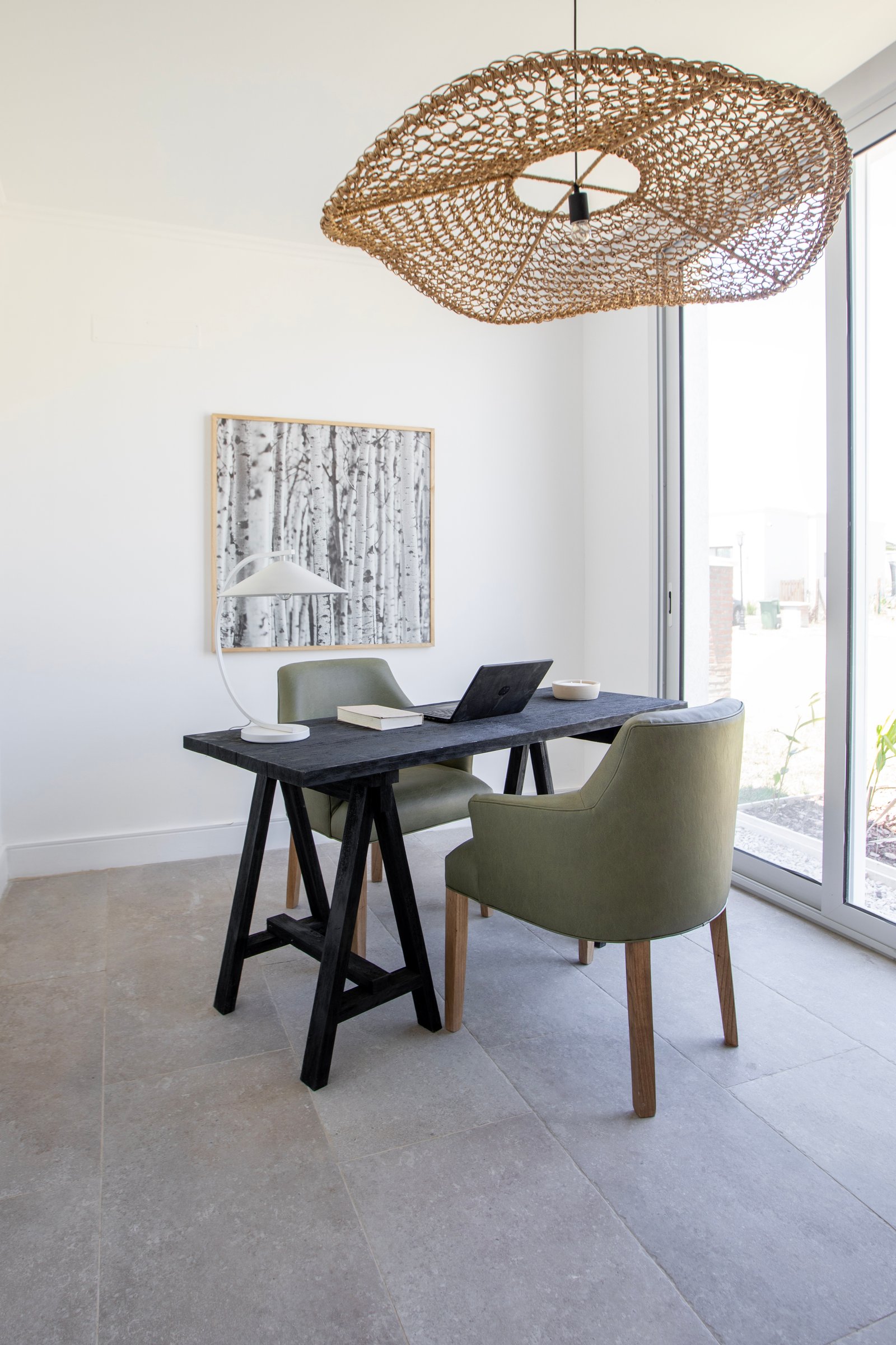 Escritório moderno com mesa de madeira, cadeiras verdes e janela do chão ao teto — projeto OBRA LE PIETRE DEL CASALE SABBIA, por ILVA, em Provincia de Buenos Aires